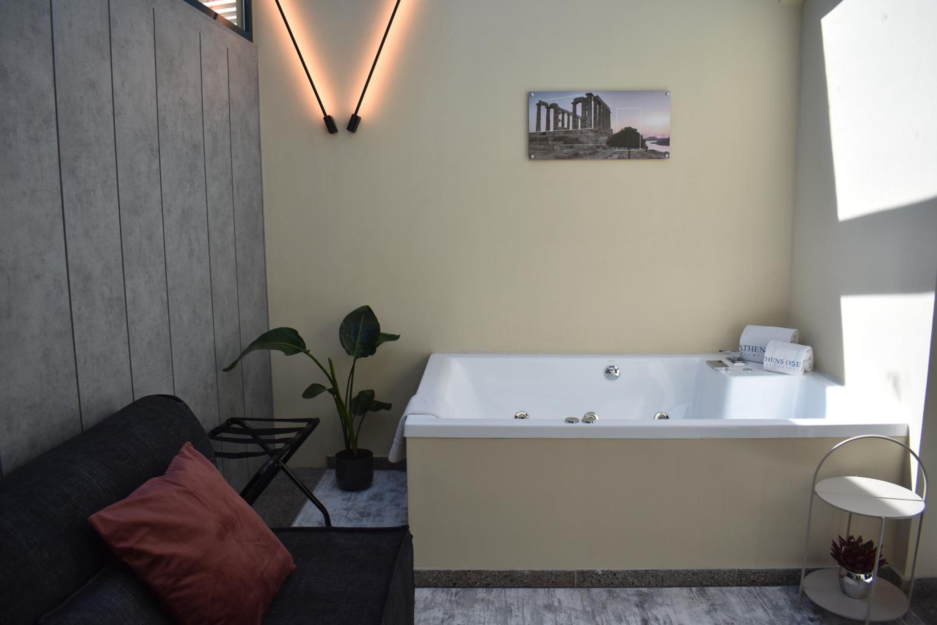 Loft Prestige Suite with Hot Tub photo 2