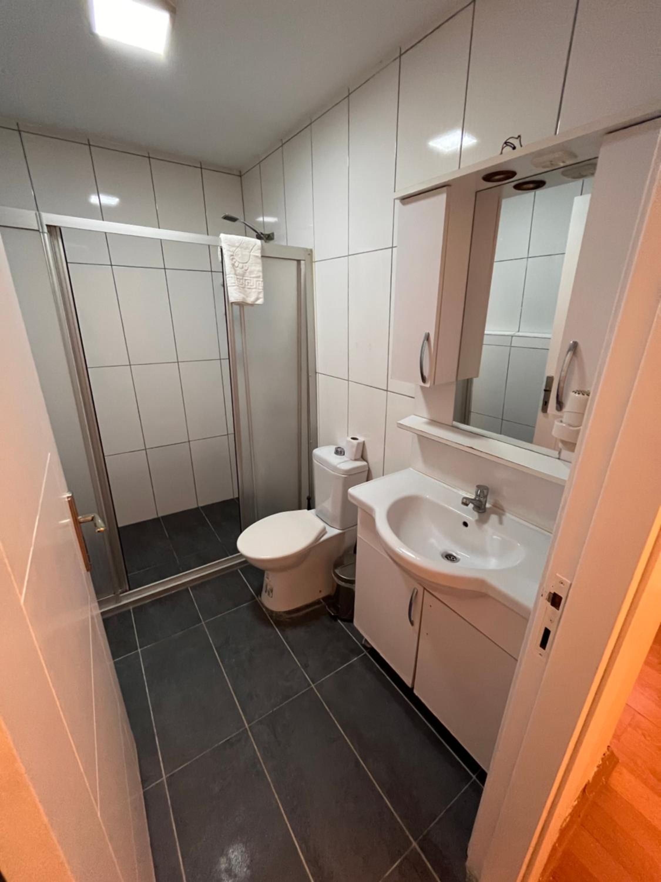 Economy Triple Room- Basement photo 3