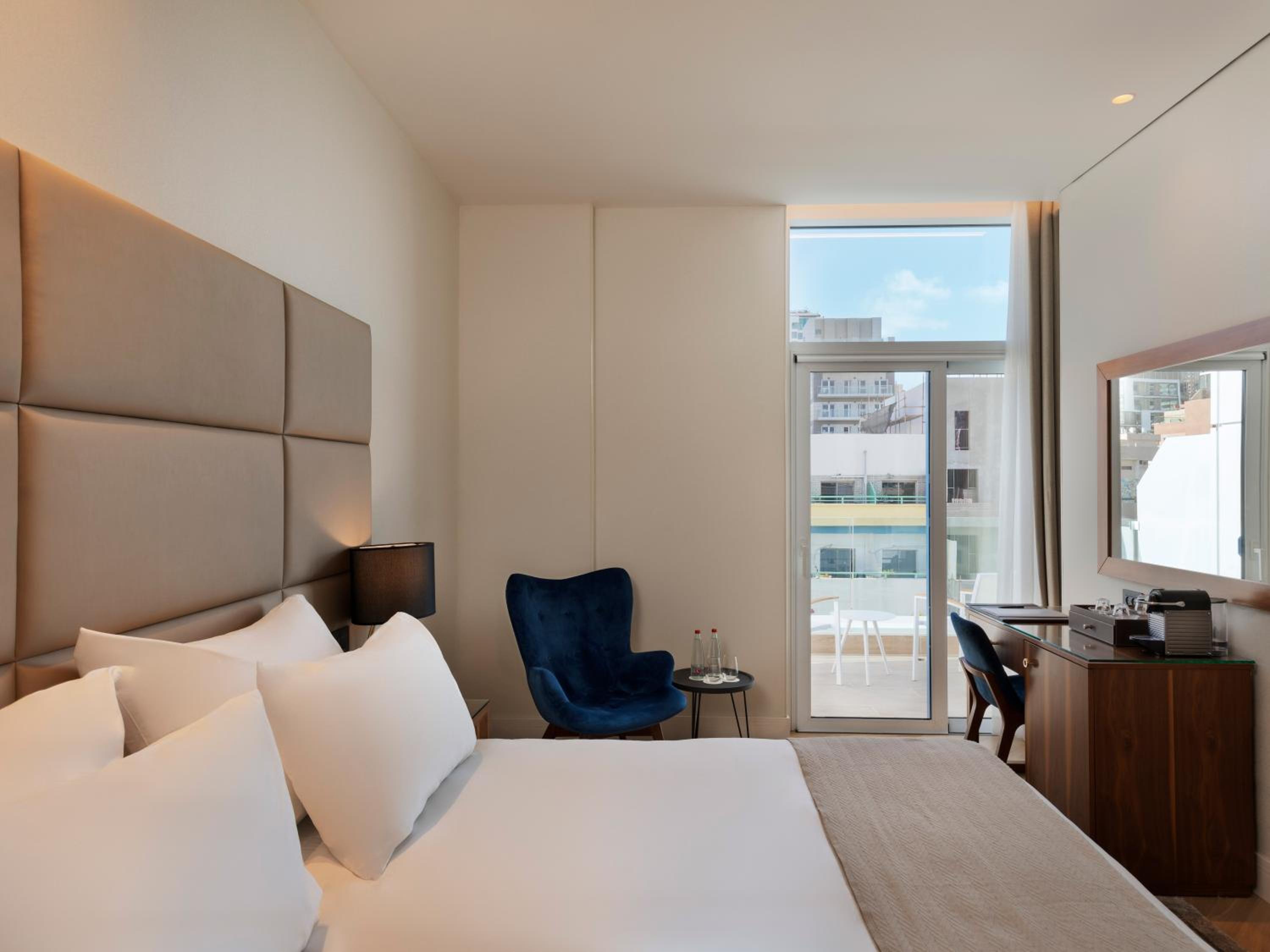 Deluxe Double Room with Side Sea View - Photo 1