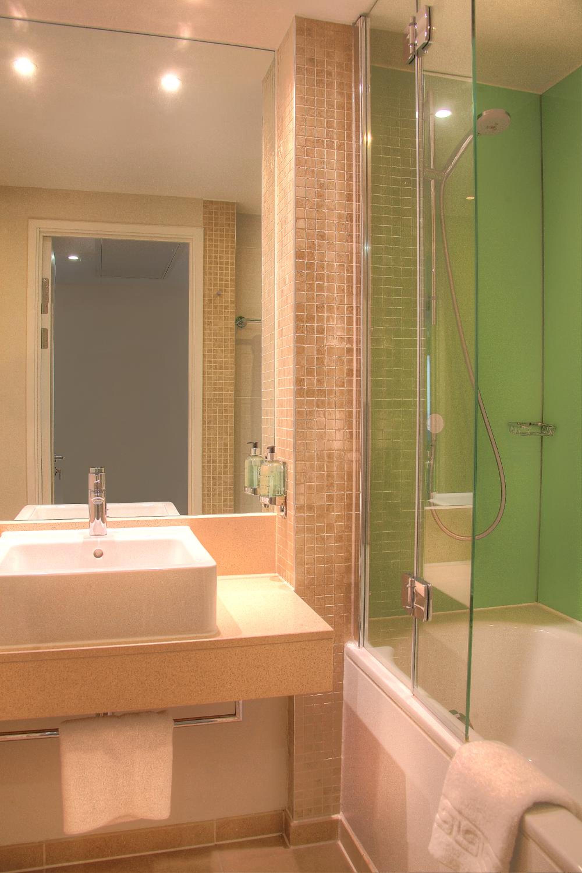 Premium King Room with City View - Photo 6
