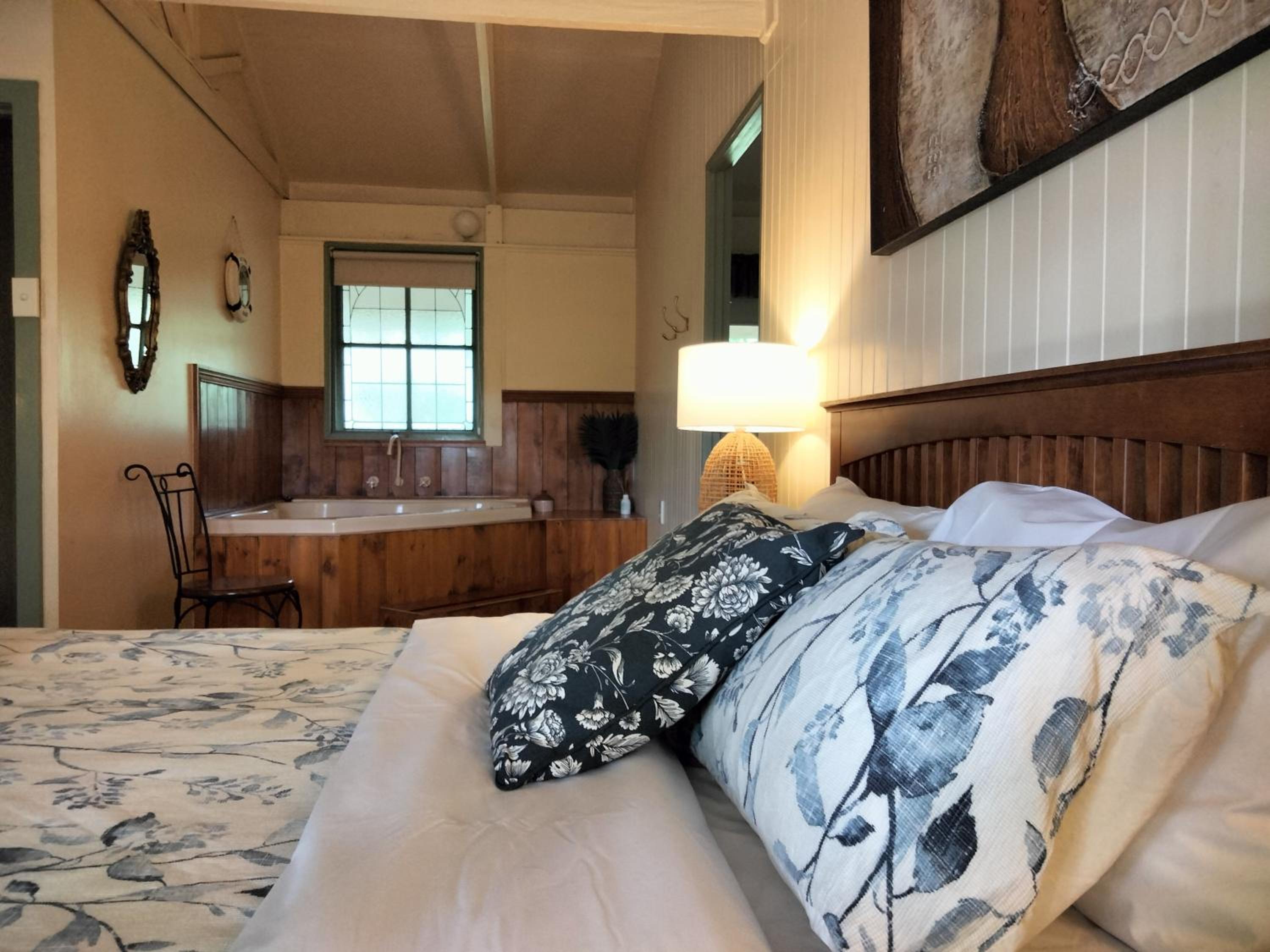 TimberLoo Cottage 4 (1 Queen Bed) SPA & Wood Stove photo 3