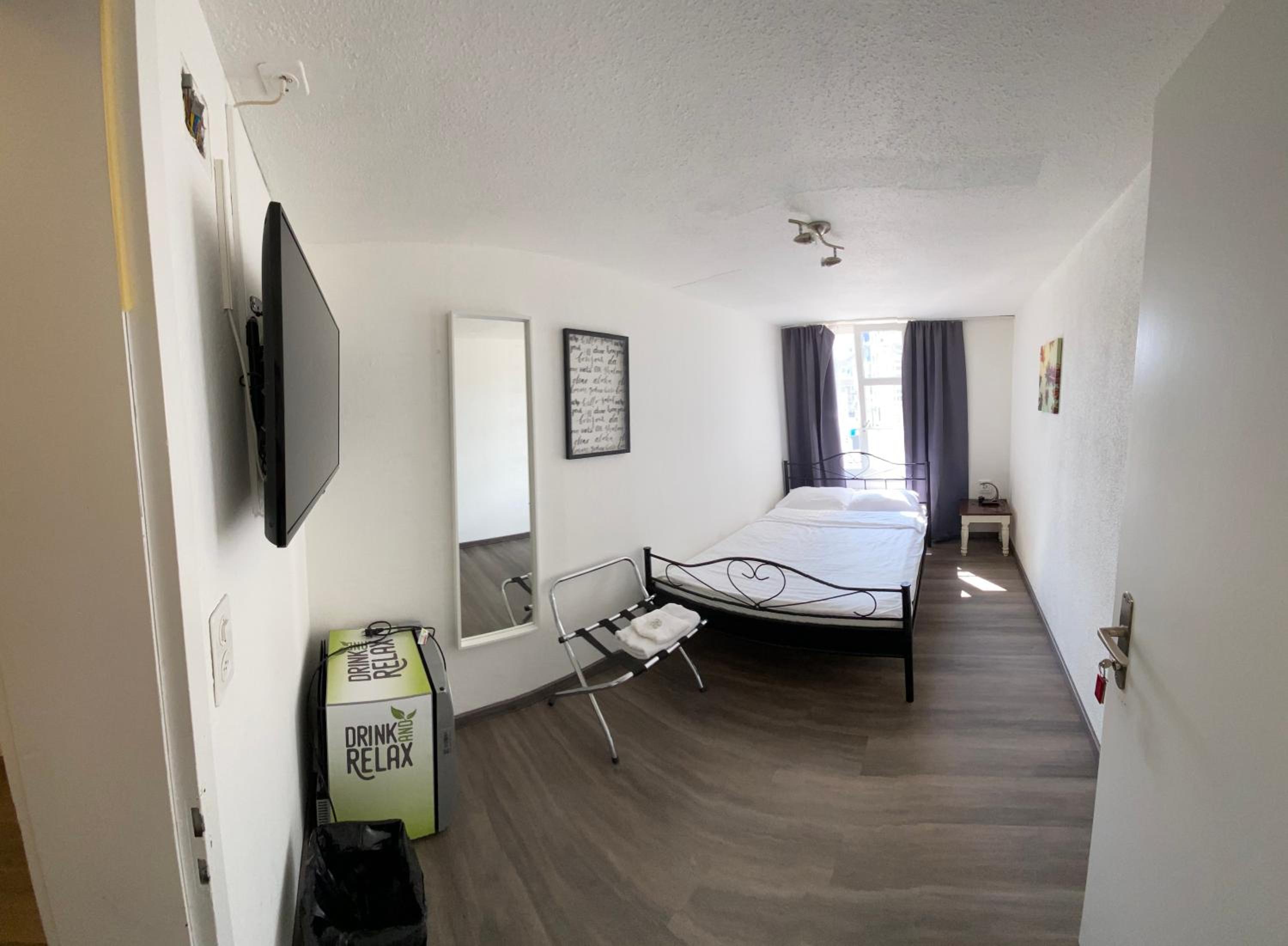 Double Room with Shared Shower and Toilet photo 2