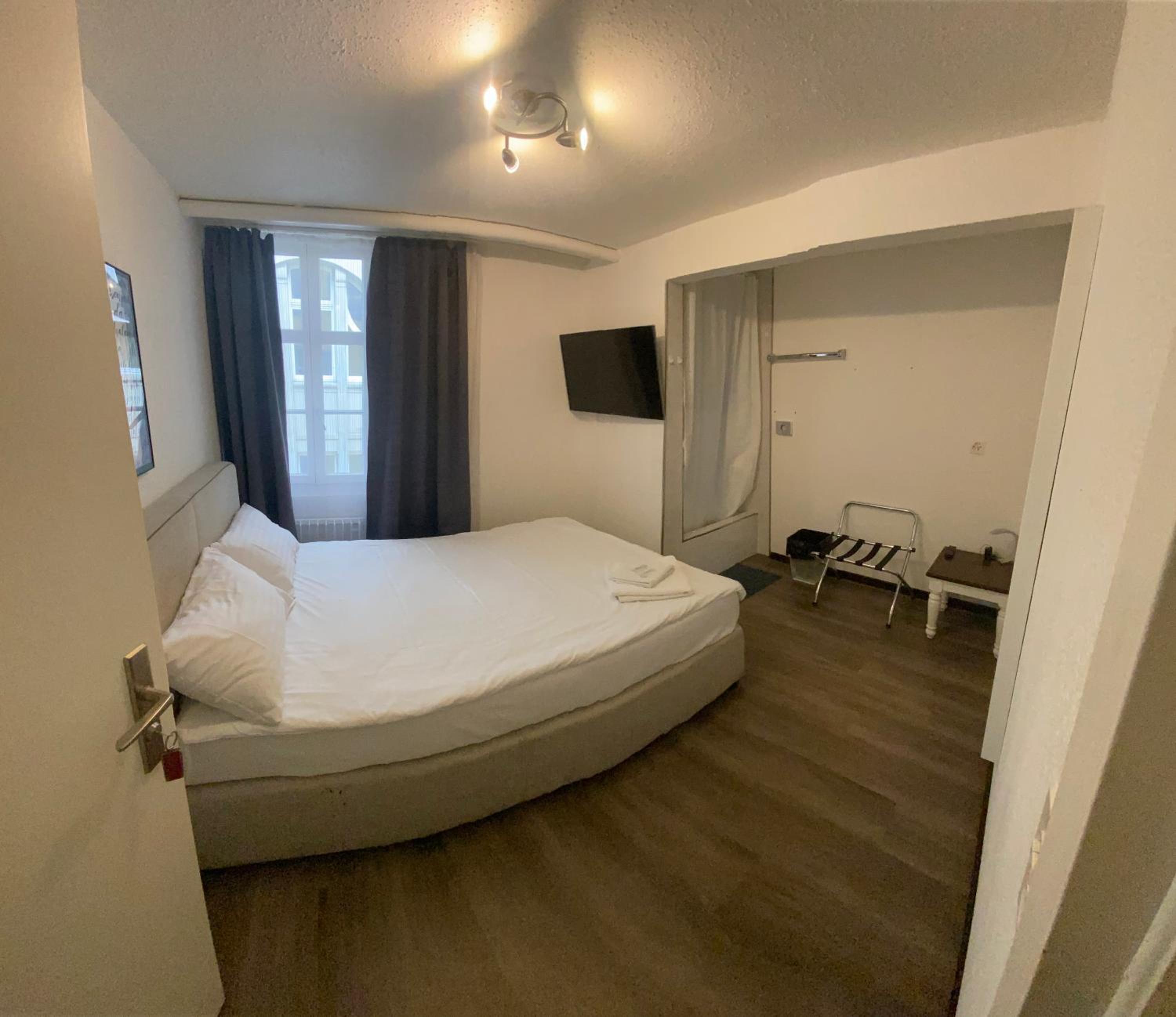 Double Room with Shower and Shared Toilet photo 1