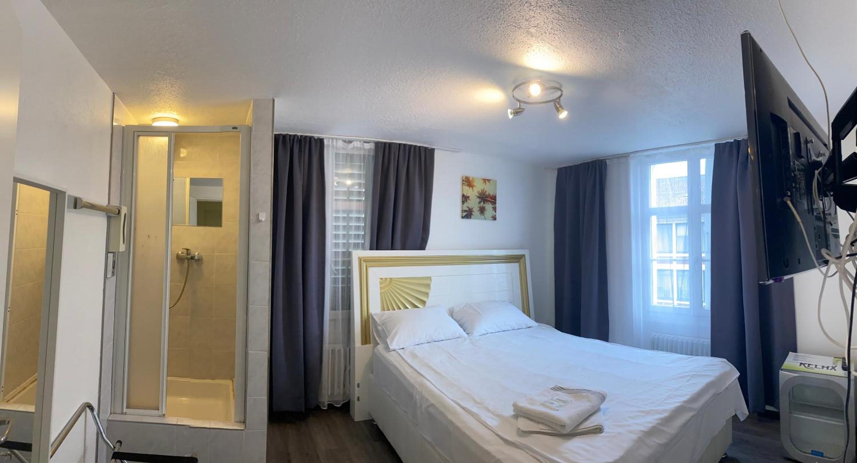 Double Room with Shower and Shared Toilet photo 2