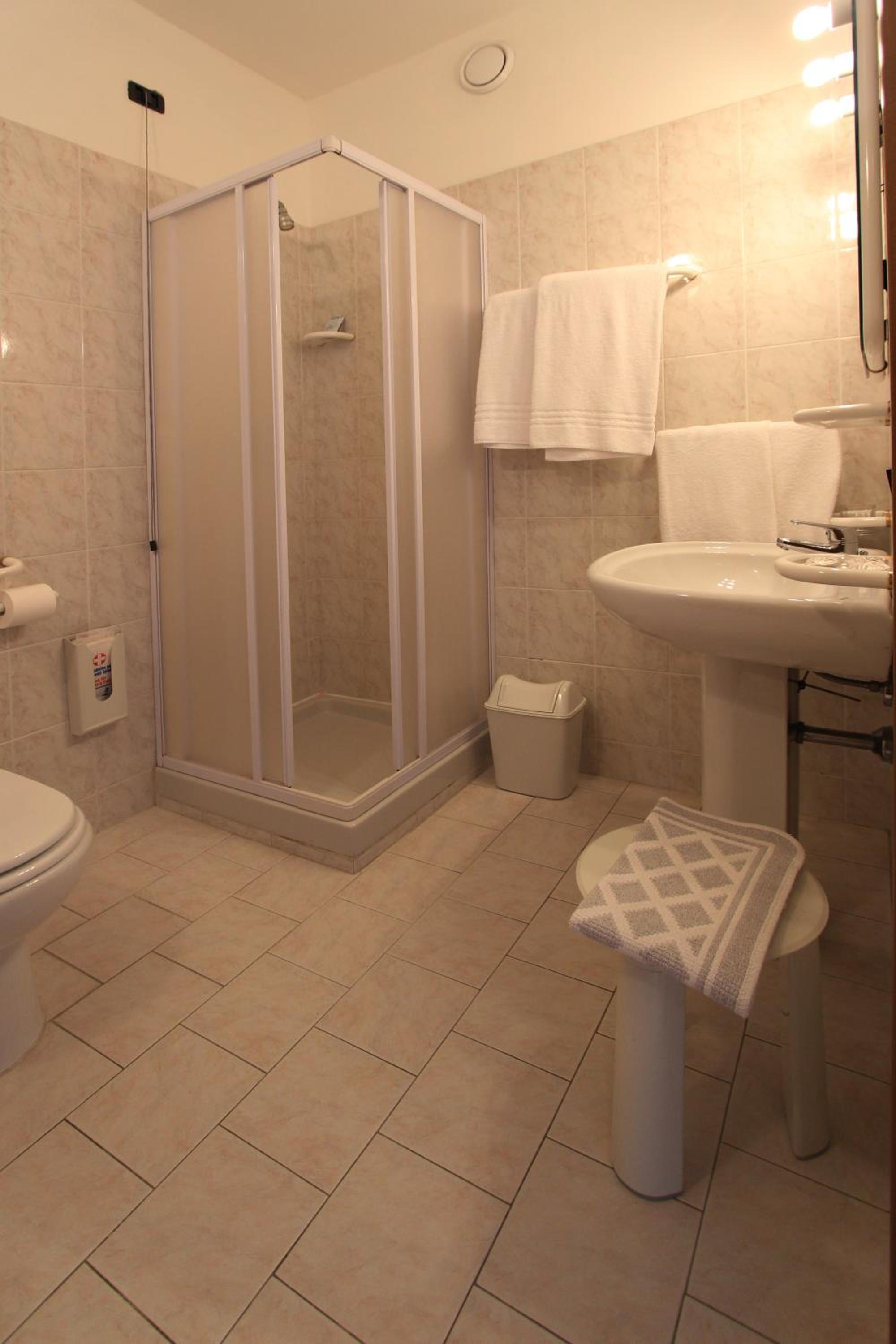 Double or Twin Room photo 2