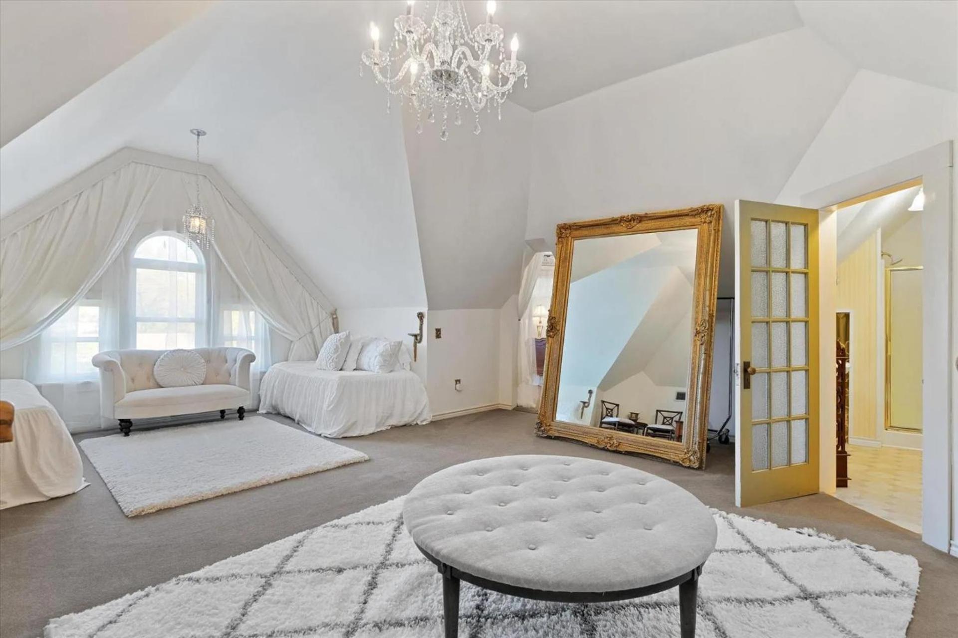 Deluxe Queen Suite photo 2