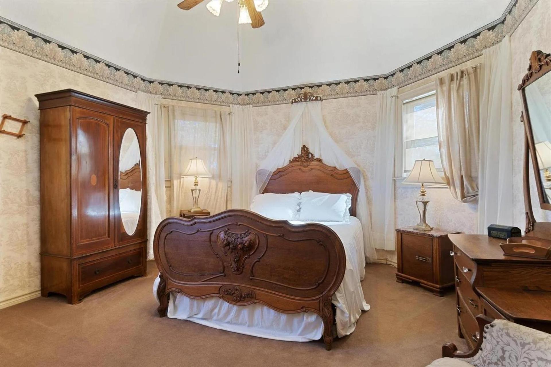 Deluxe Queen Suite photo 3