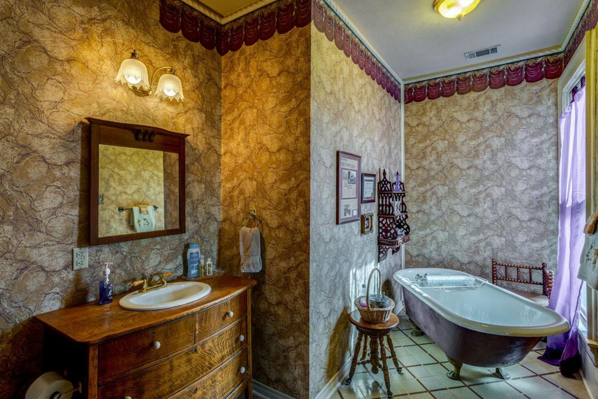 Deluxe Queen Suite - Photo 3