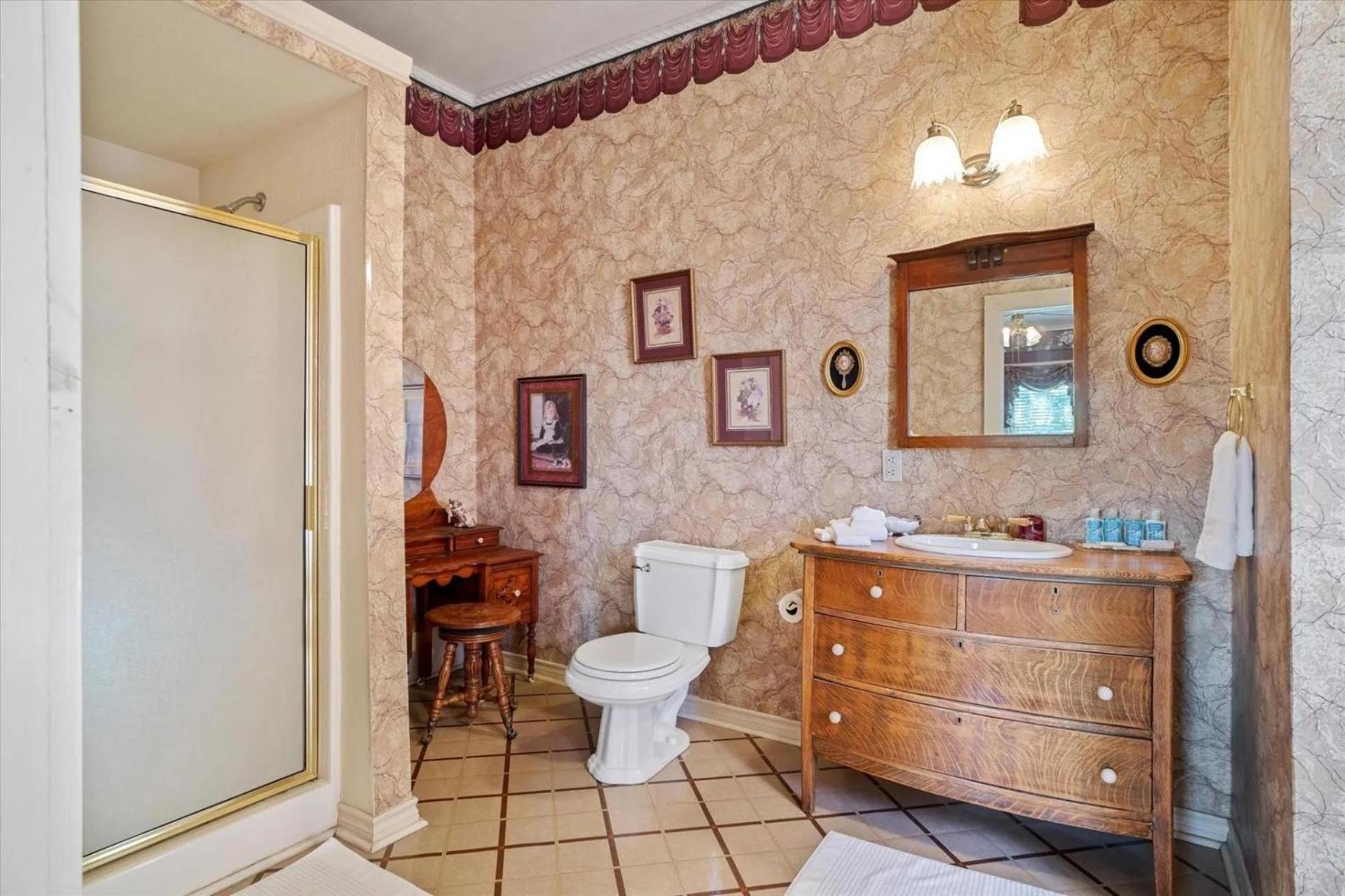 Deluxe Queen Suite - Photo 4
