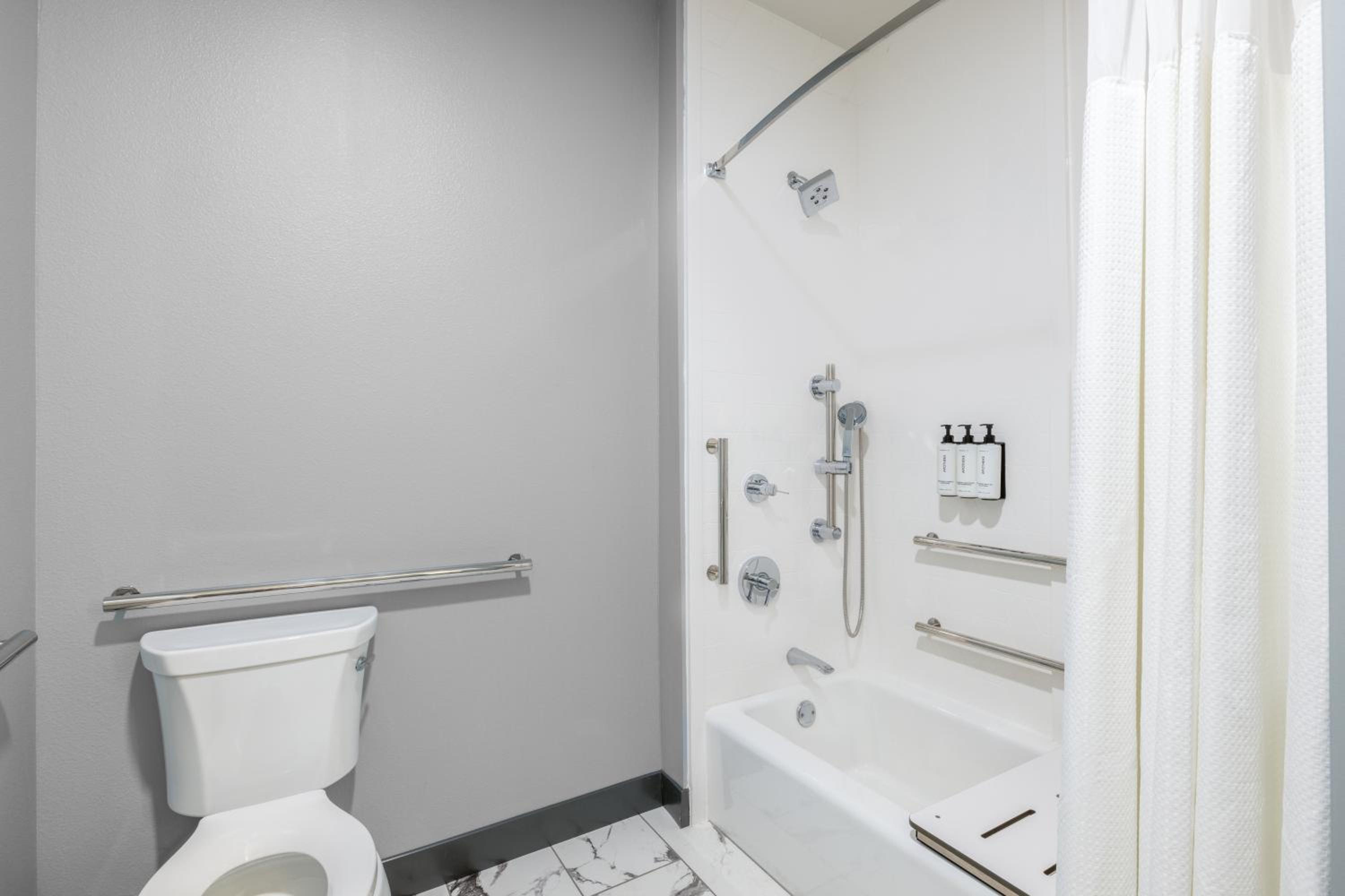 Queen Room with Two Queen Beds and Mobility Accessible Tub - Photo 5