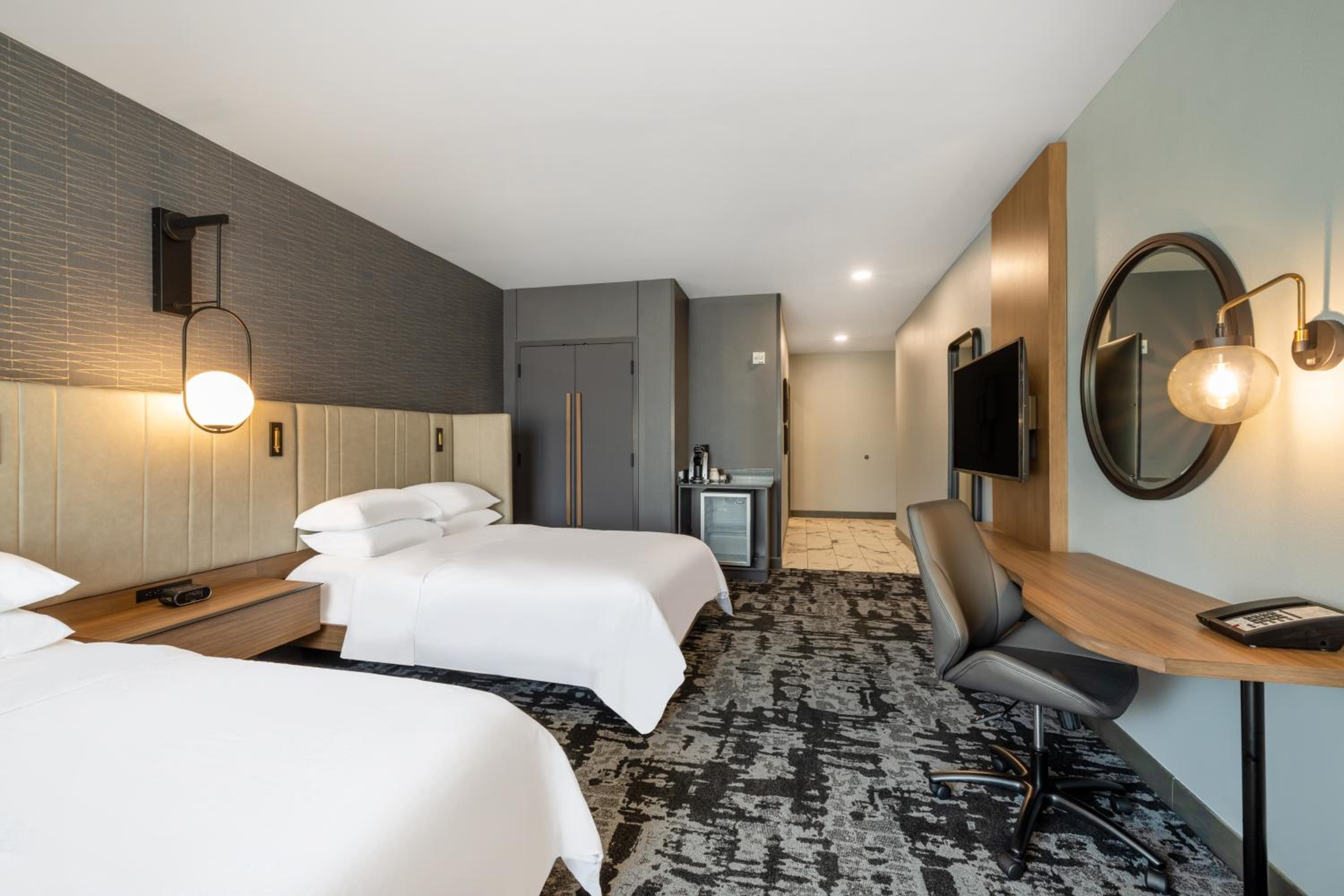 Queen Room with Two Queen Beds and Mobility Accessible Tub - Photo 4