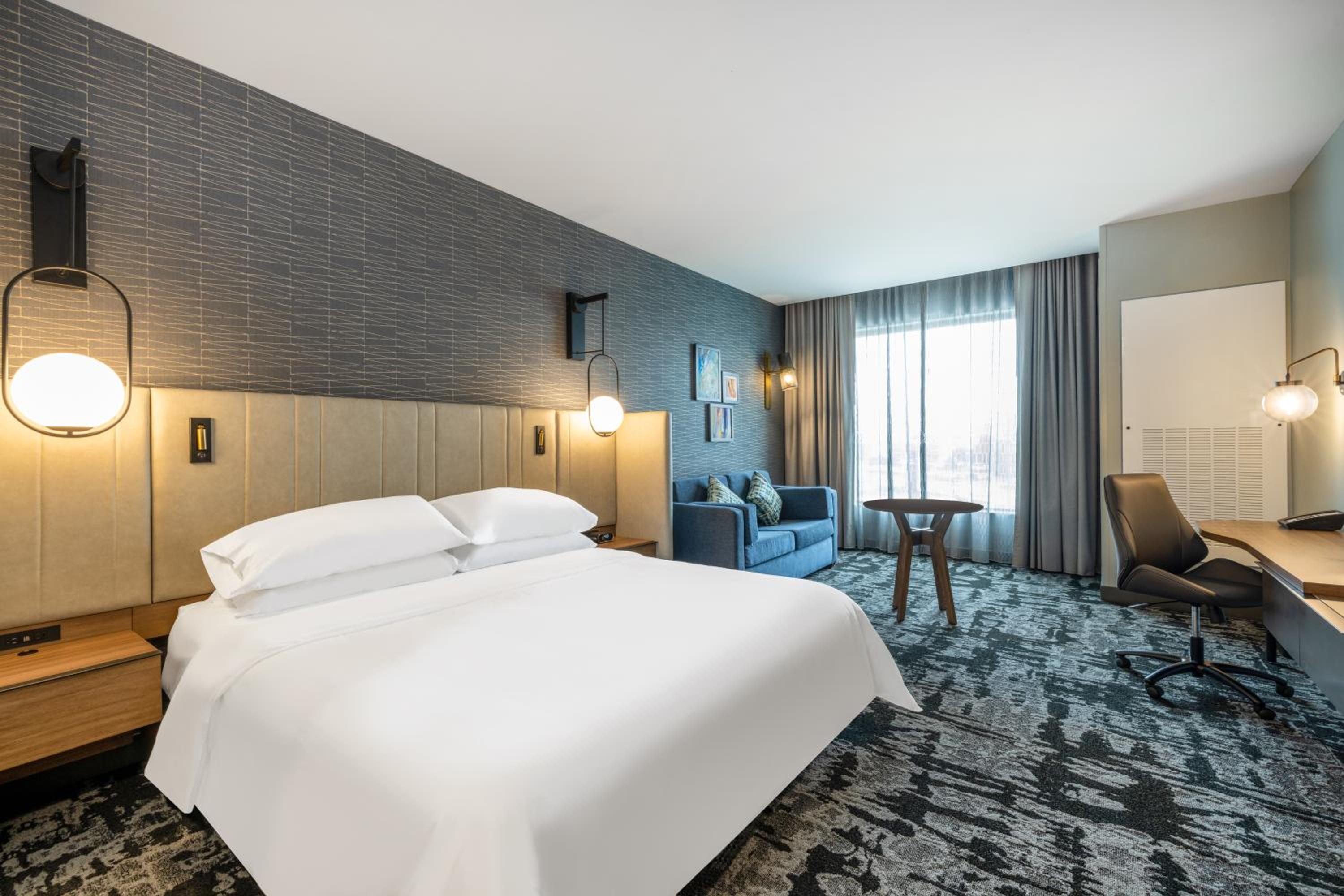 Standard King Room with Sofa Bed - Photo 4