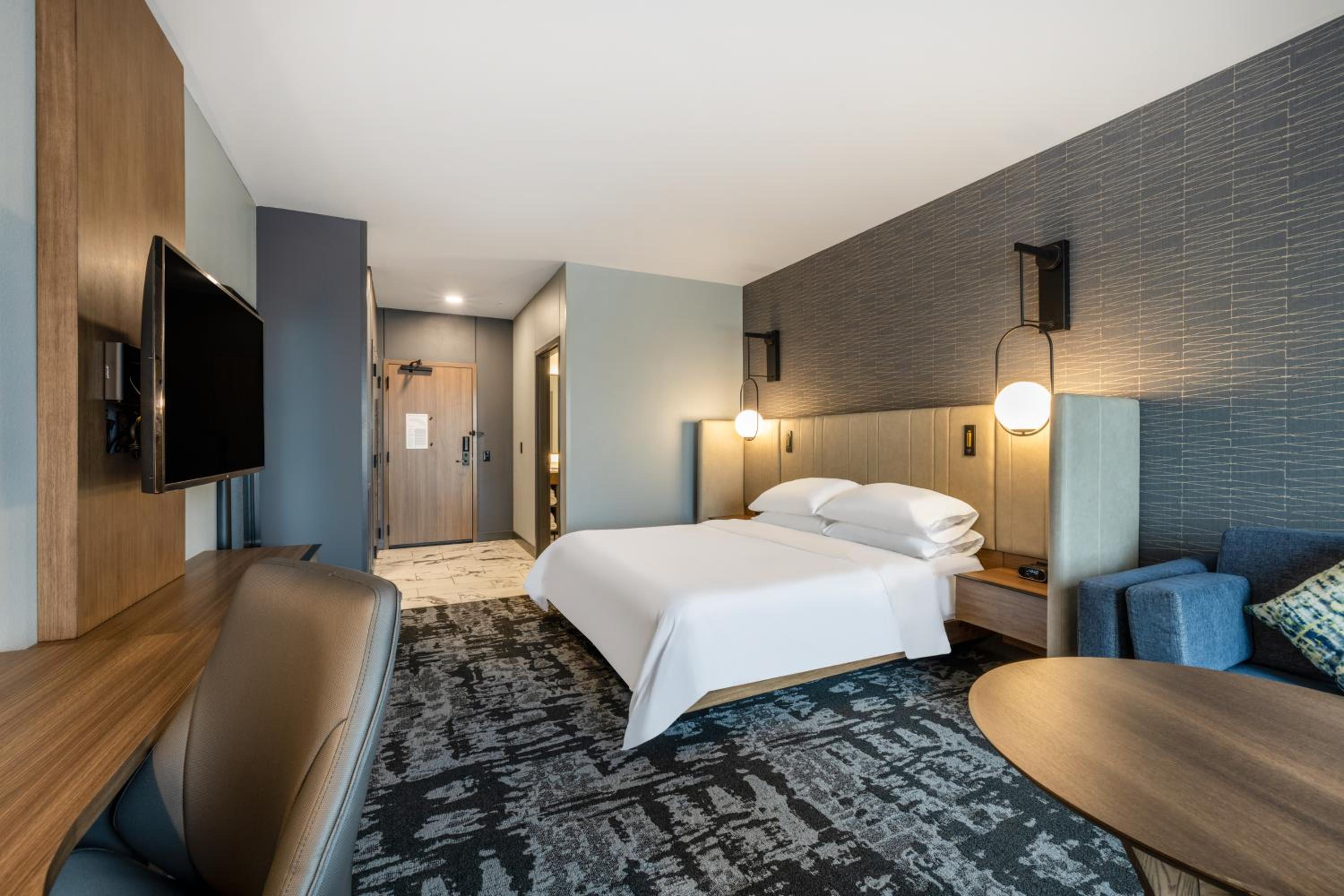 Standard King Room with Sofa Bed - Photo 3