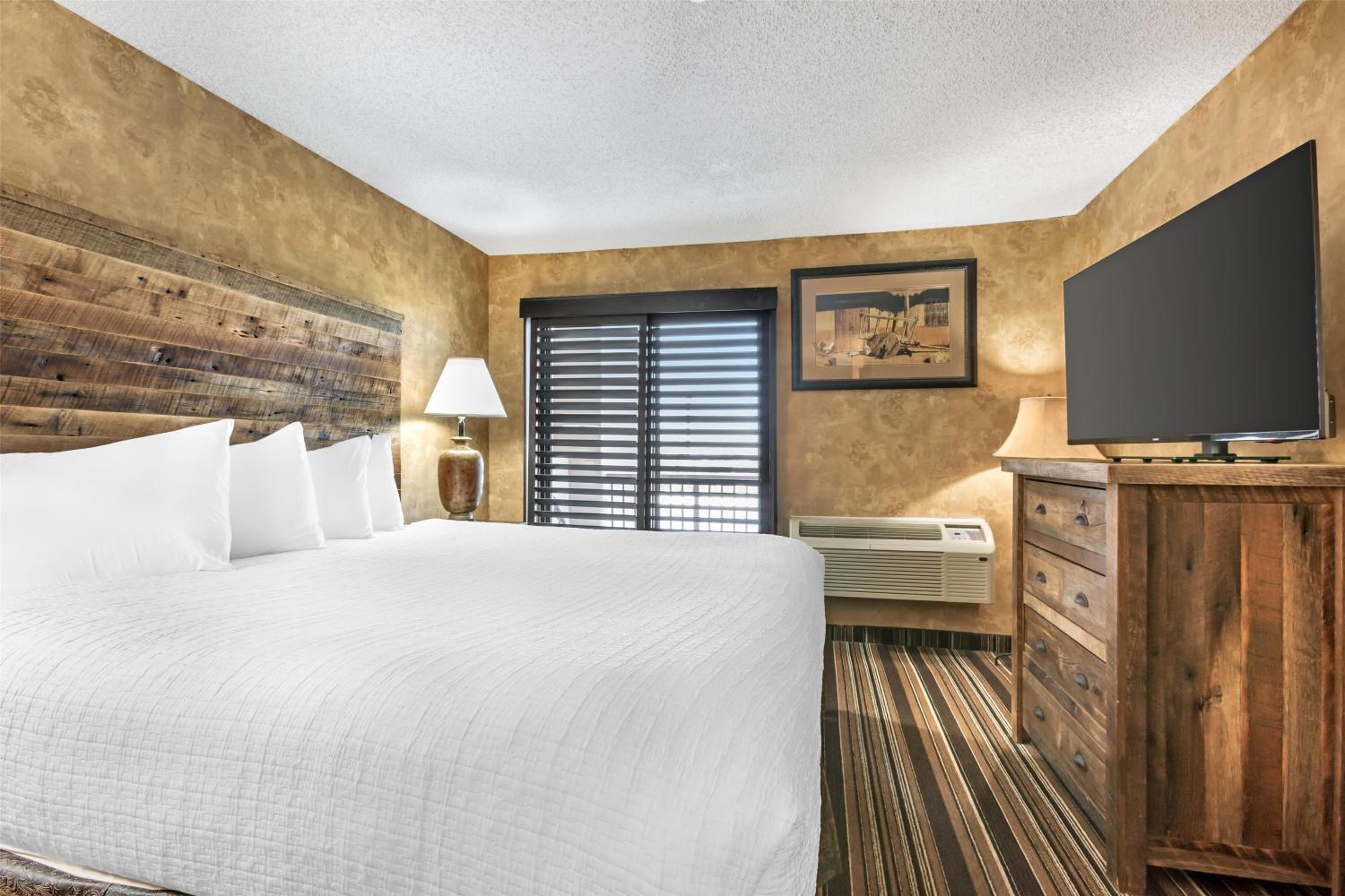 Two-Room Suite with One King Bed and Two Single Beds - Balcony/Non-Smoking