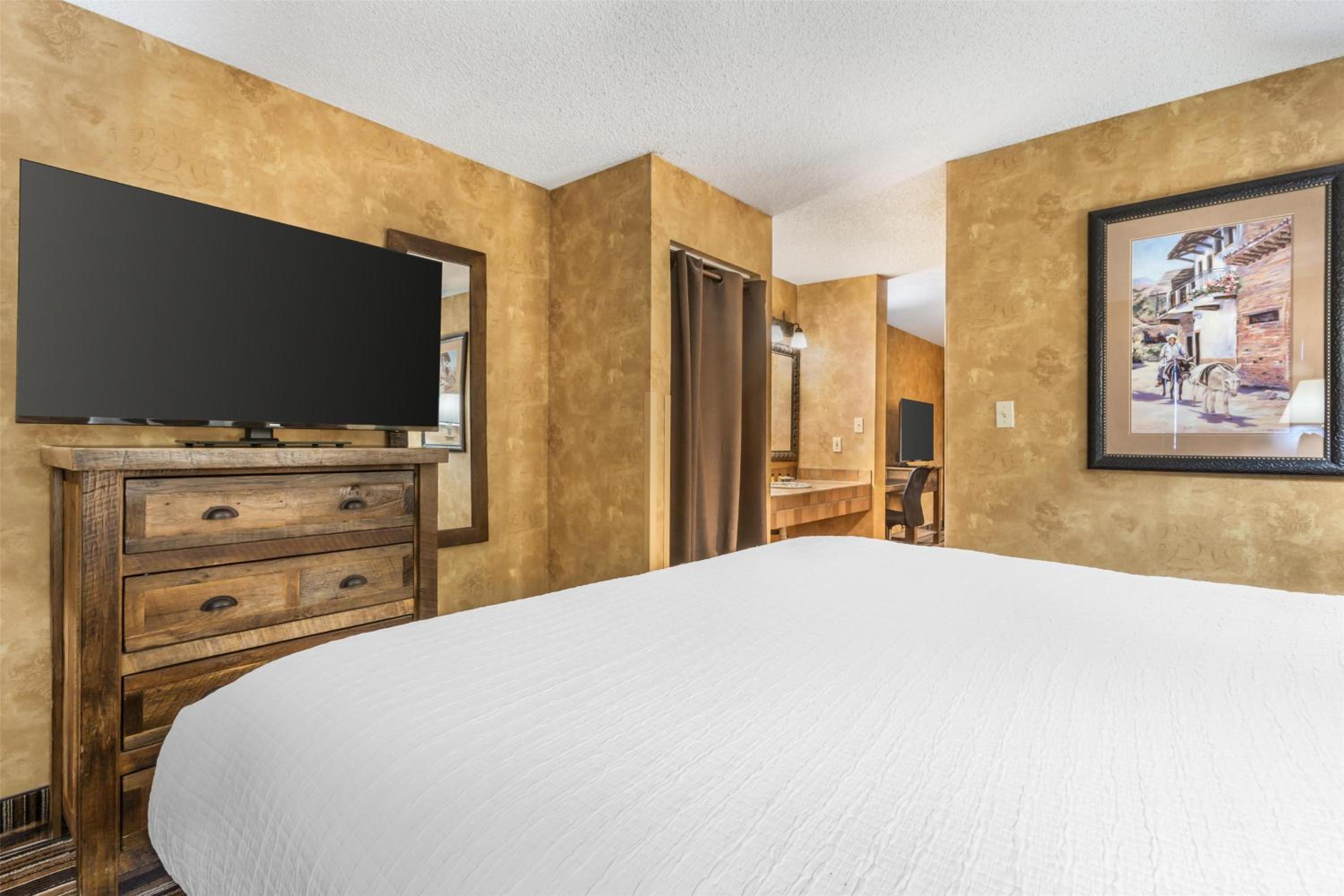 Two-Room Suite with One King Bed and Two Single Beds - Balcony/Non-Smoking