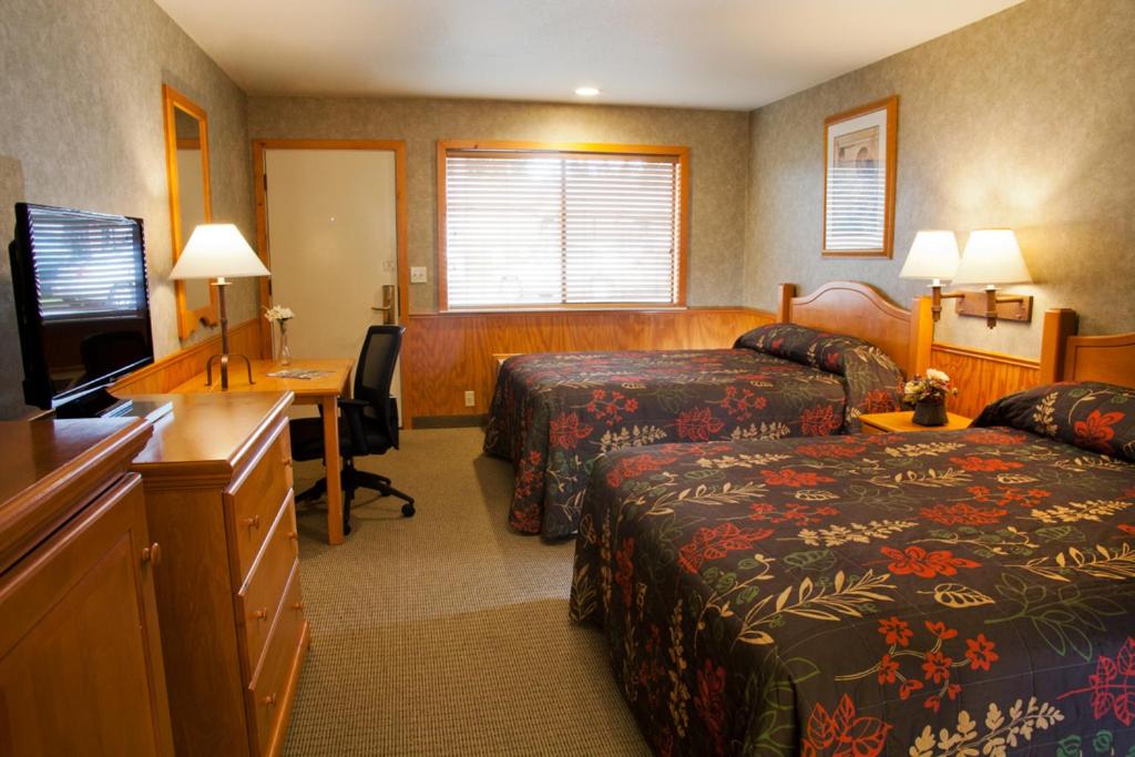 Queen Room with Two Queen Beds photo 1