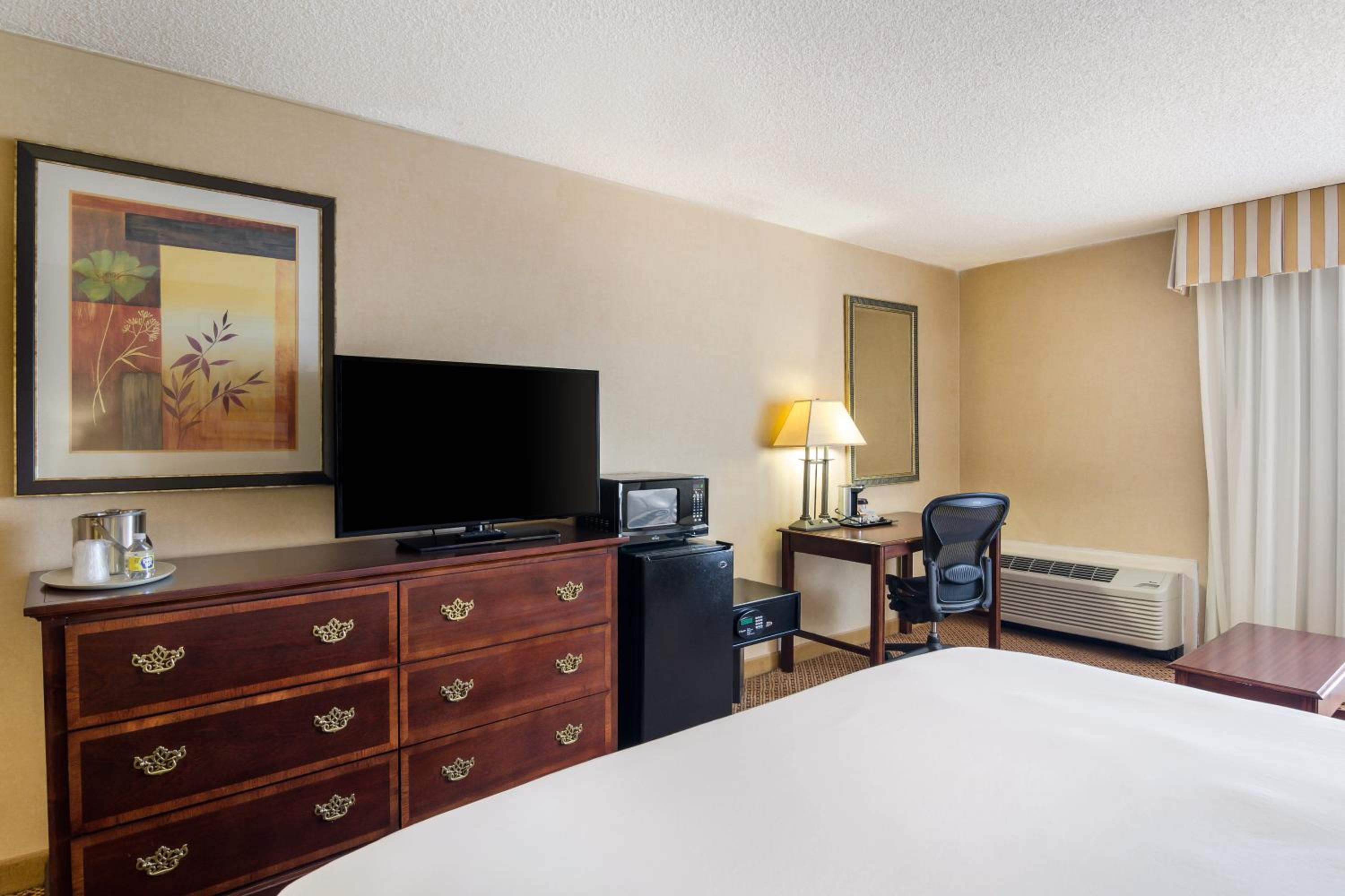 One King Bed - Photo 2