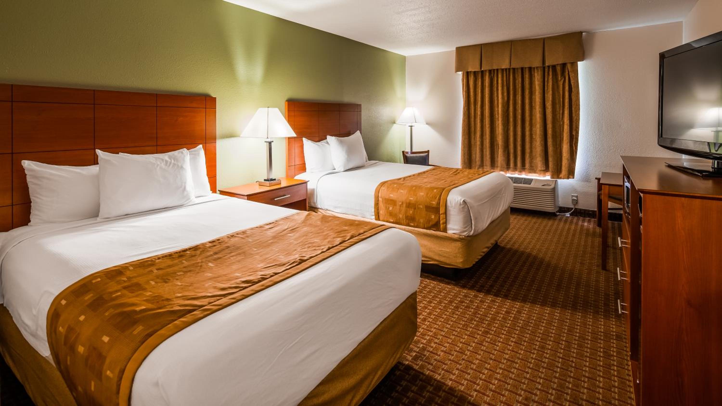 Queen Room With Two Queen Beds - Non-Smoking - Photo 1