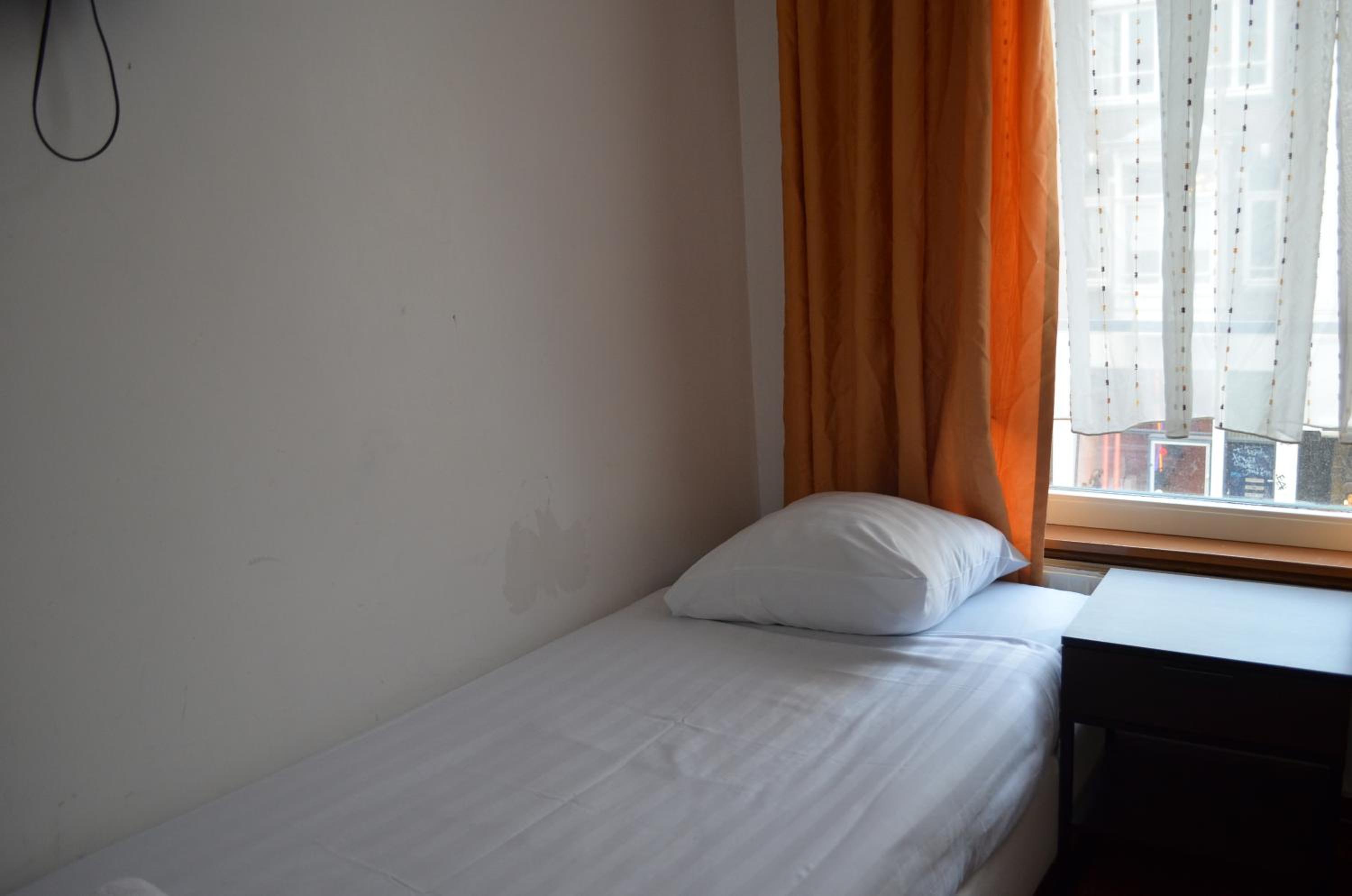 Single Room with Private Bathroom photo 1