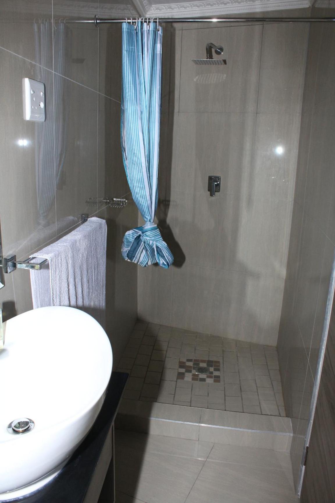 Deluxe Double Room (2 Adults + 1 Child) - Photo 11