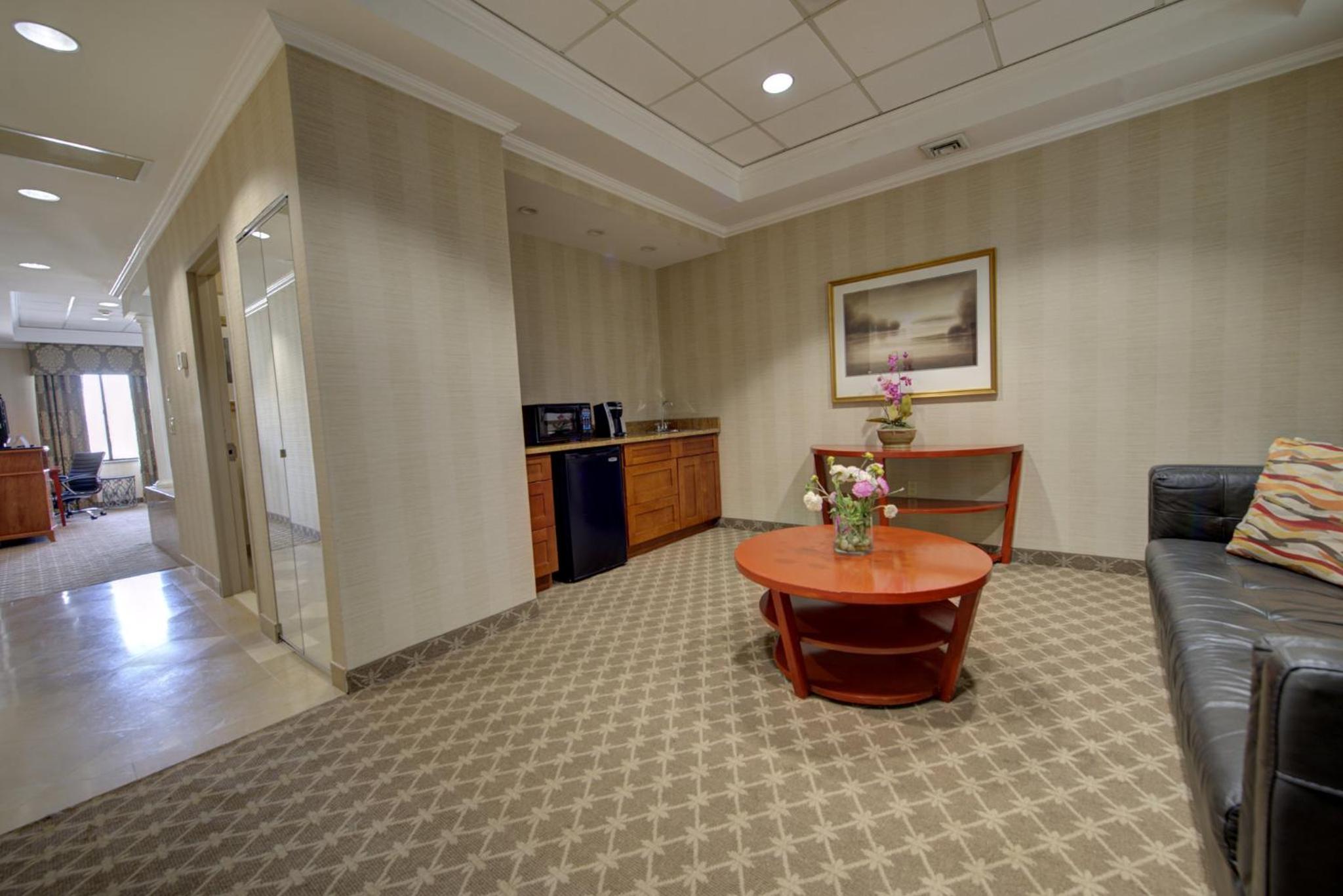 One-Bedroom Suite with Jetted Tub - Photo 4