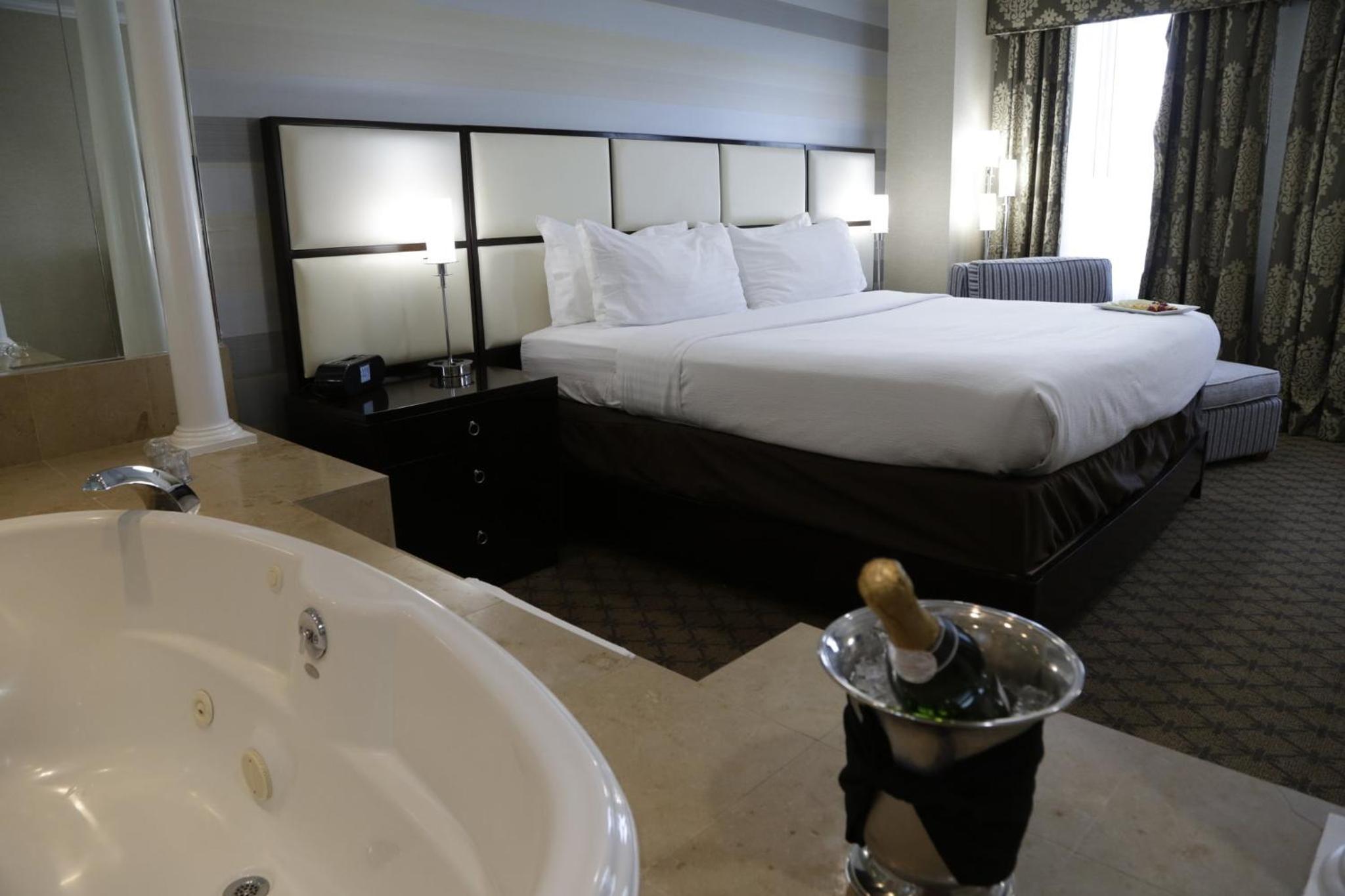 One-Bedroom Suite with Jetted Tub - Photo 1