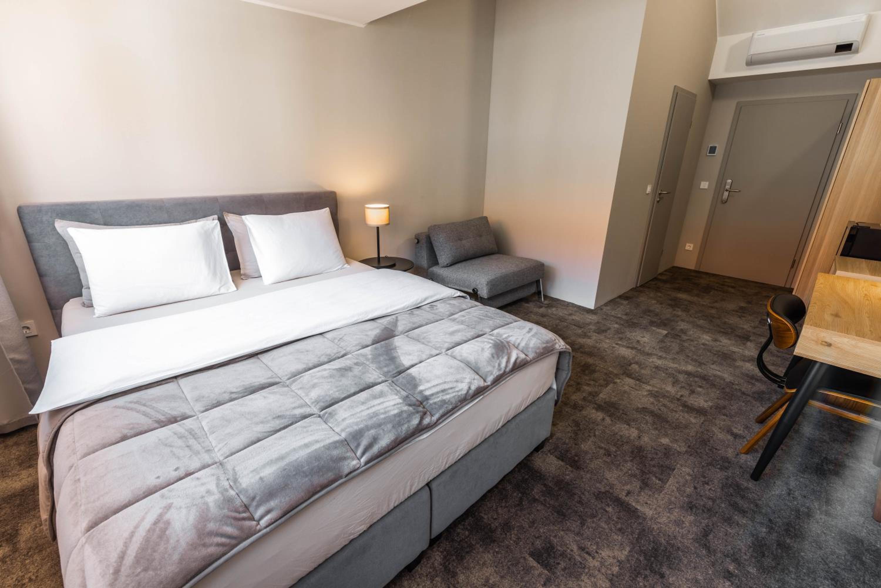 Double Room with Extra Bed - Photo 2