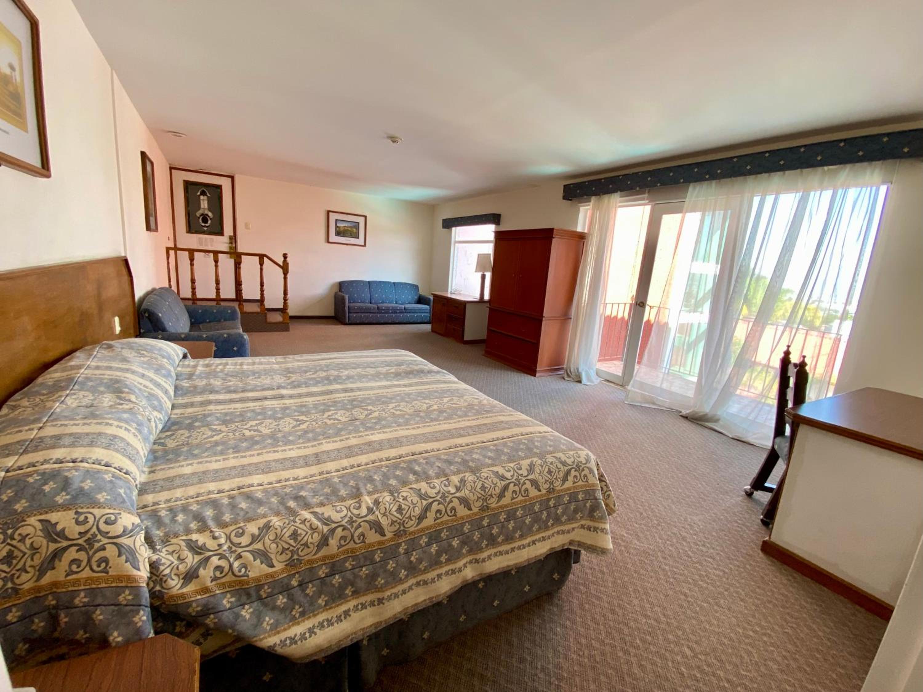 King Room with Balcony - Photo 2