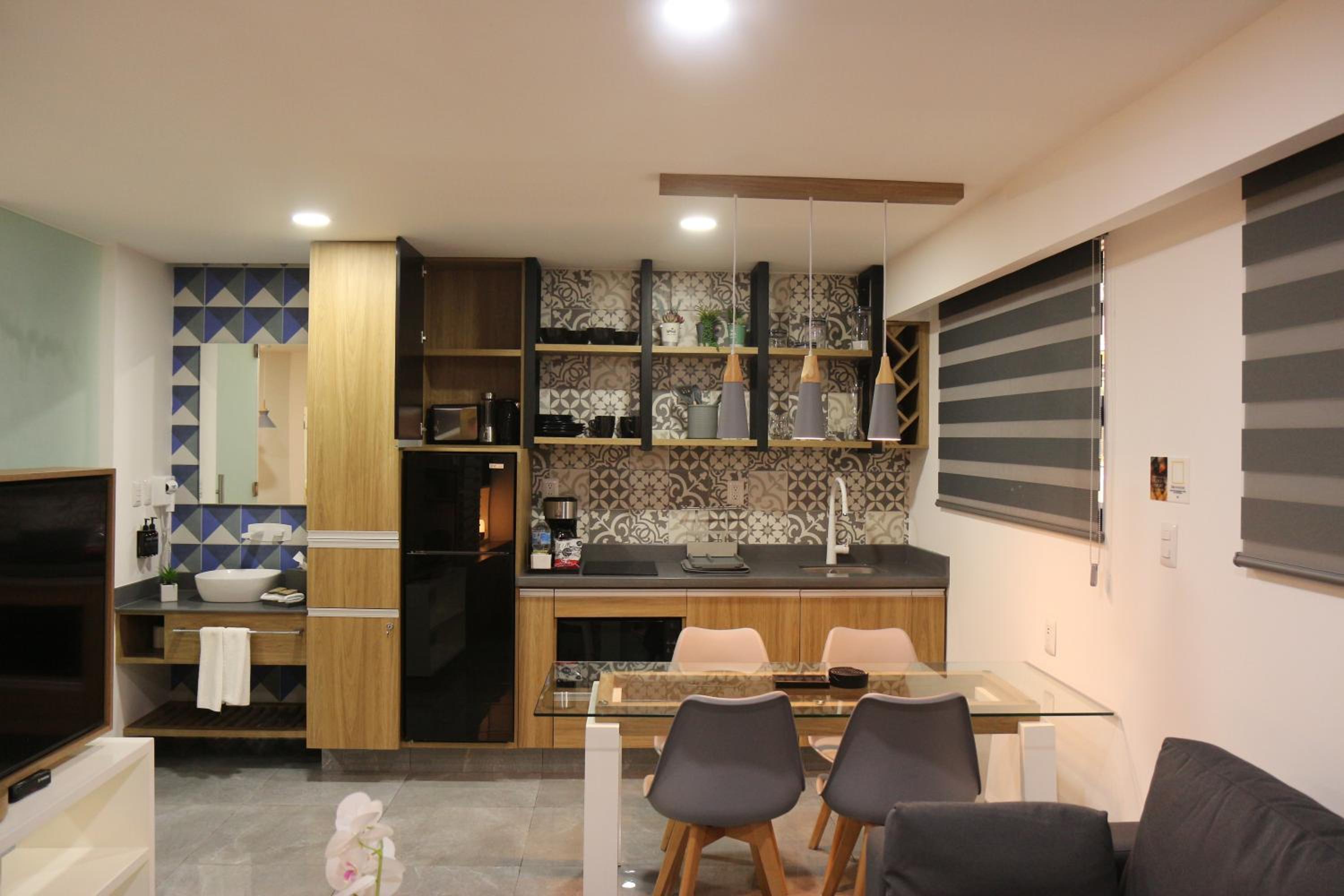 Suite - Photo 20
