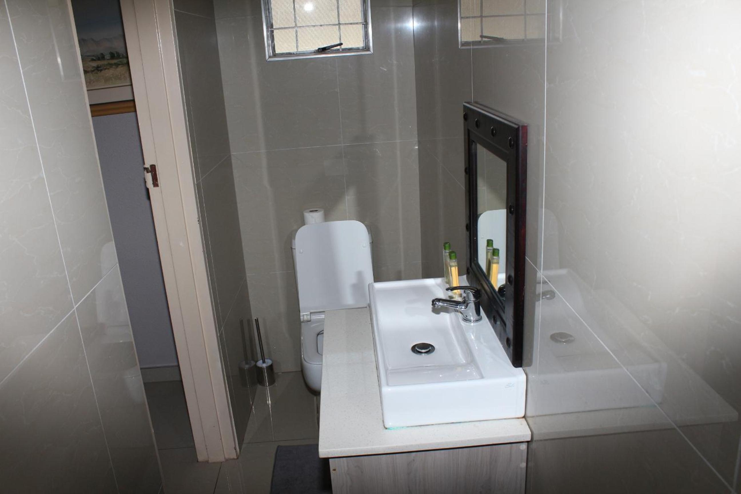 Deluxe Double Room (2 Adults + 1 Child) - Photo 8