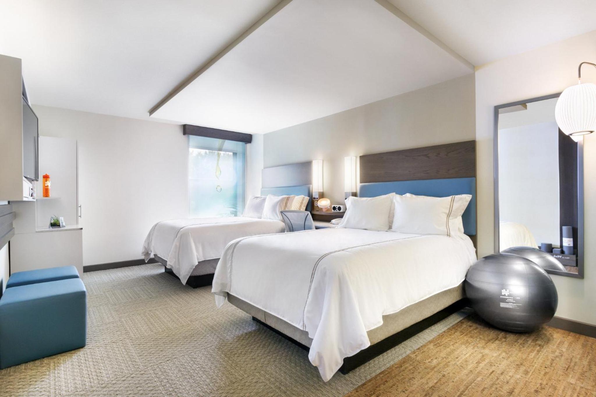 Standard Room with Two Double Beds and Roll-in Shower - Communications Accessible photo 2