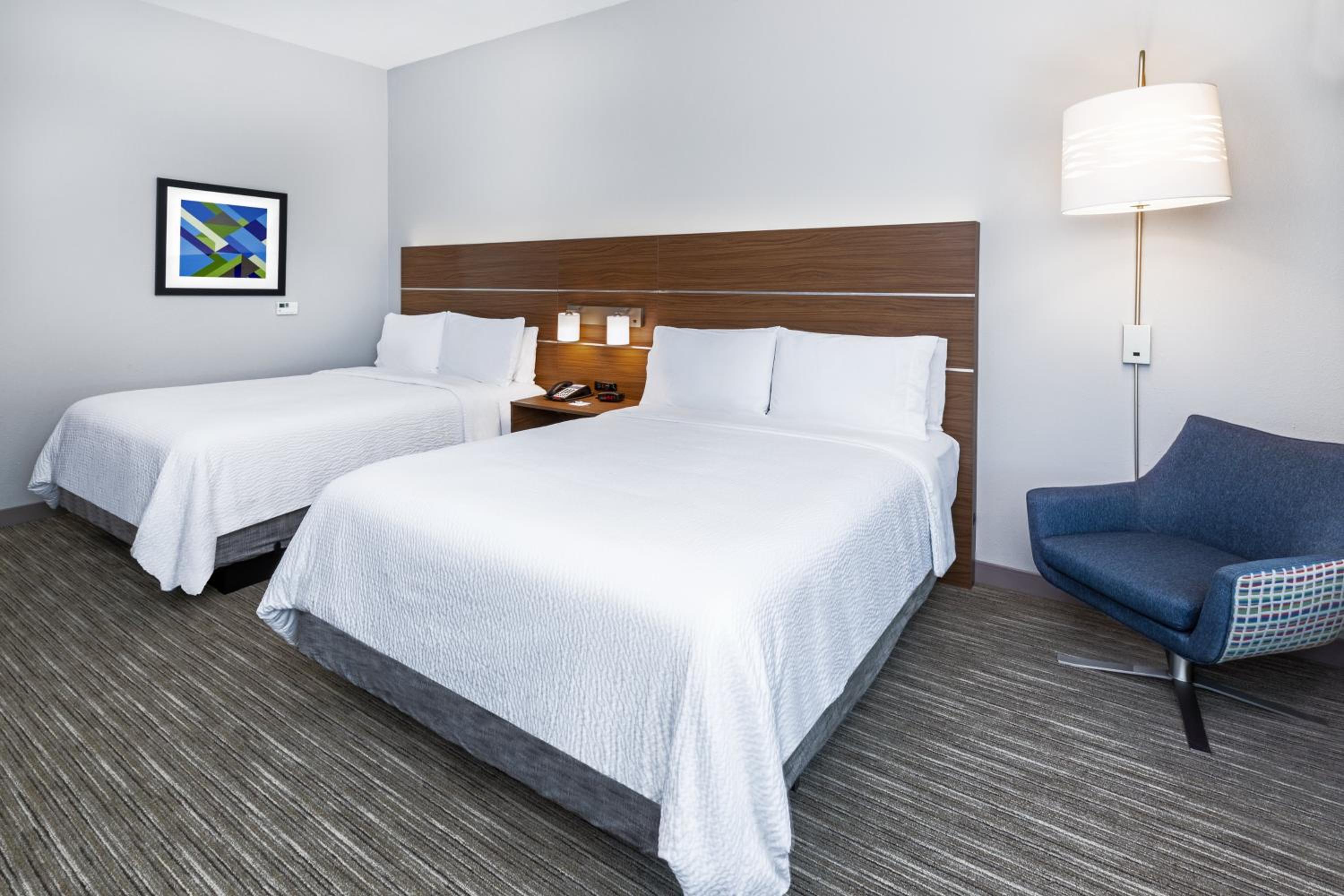 Standard Queen Room with Two Queen Beds - Photo 3