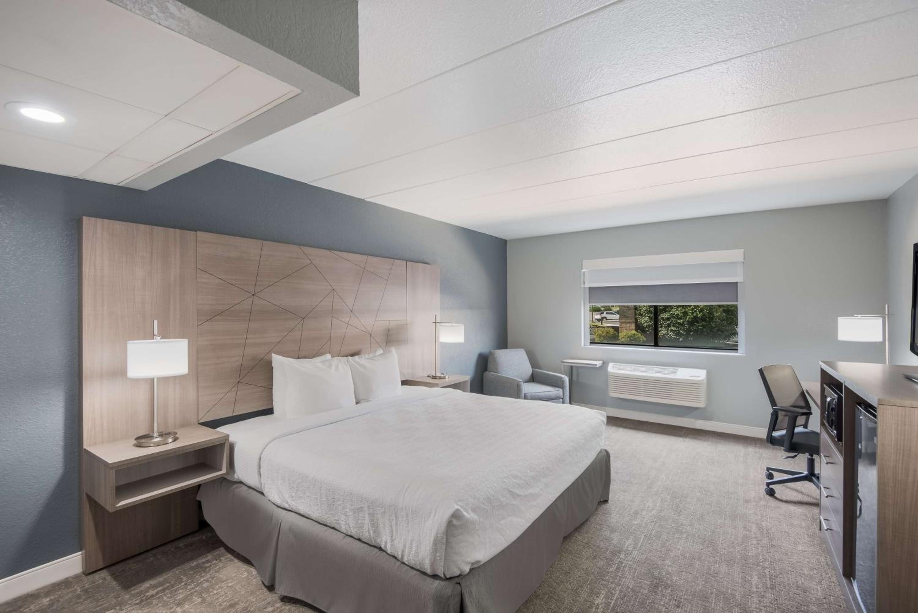 King Suite with Walk-In Shower - Disability/Non-Smoking photo 1