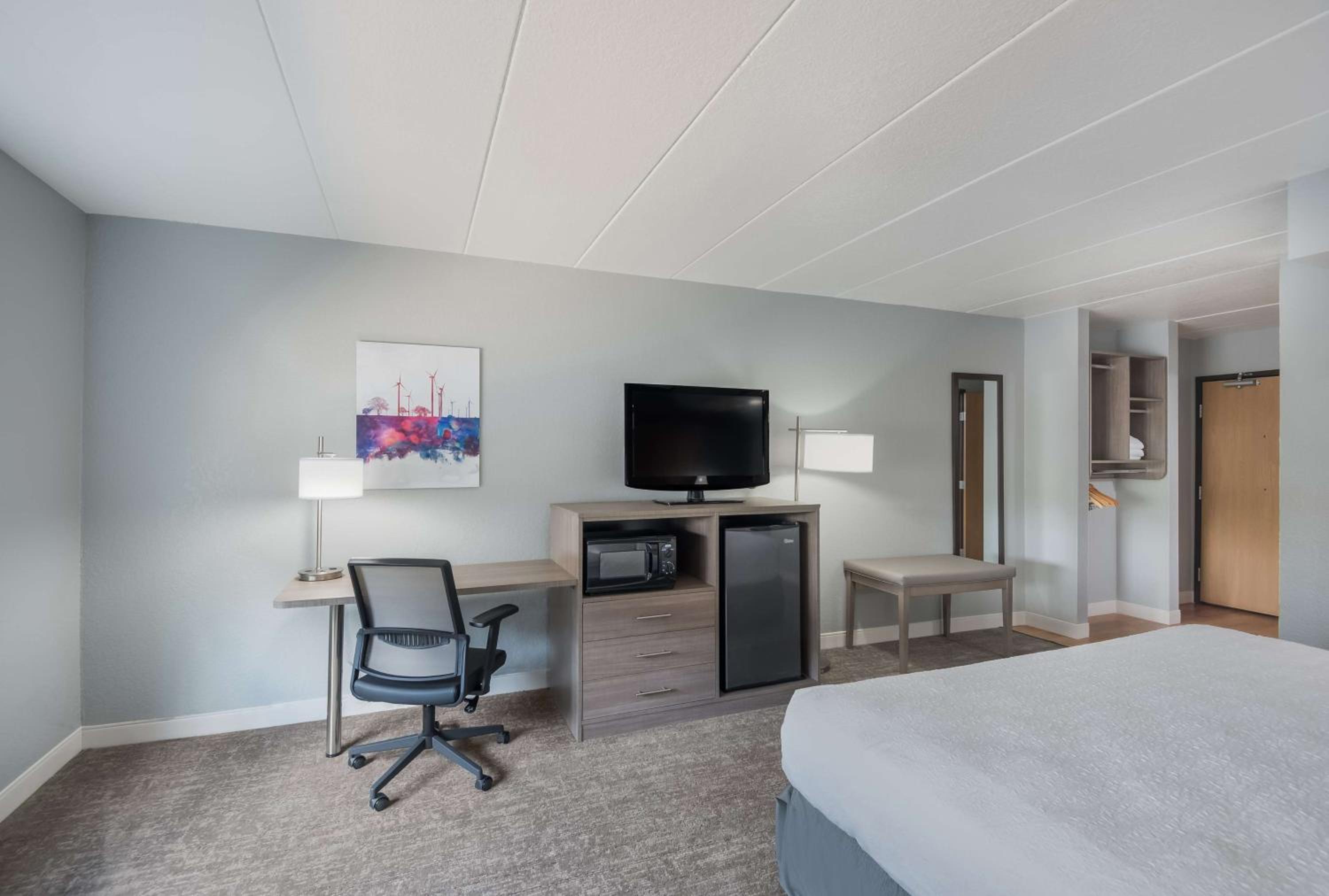 King Suite with Walk-In Shower - Disability/Non-Smoking photo 3