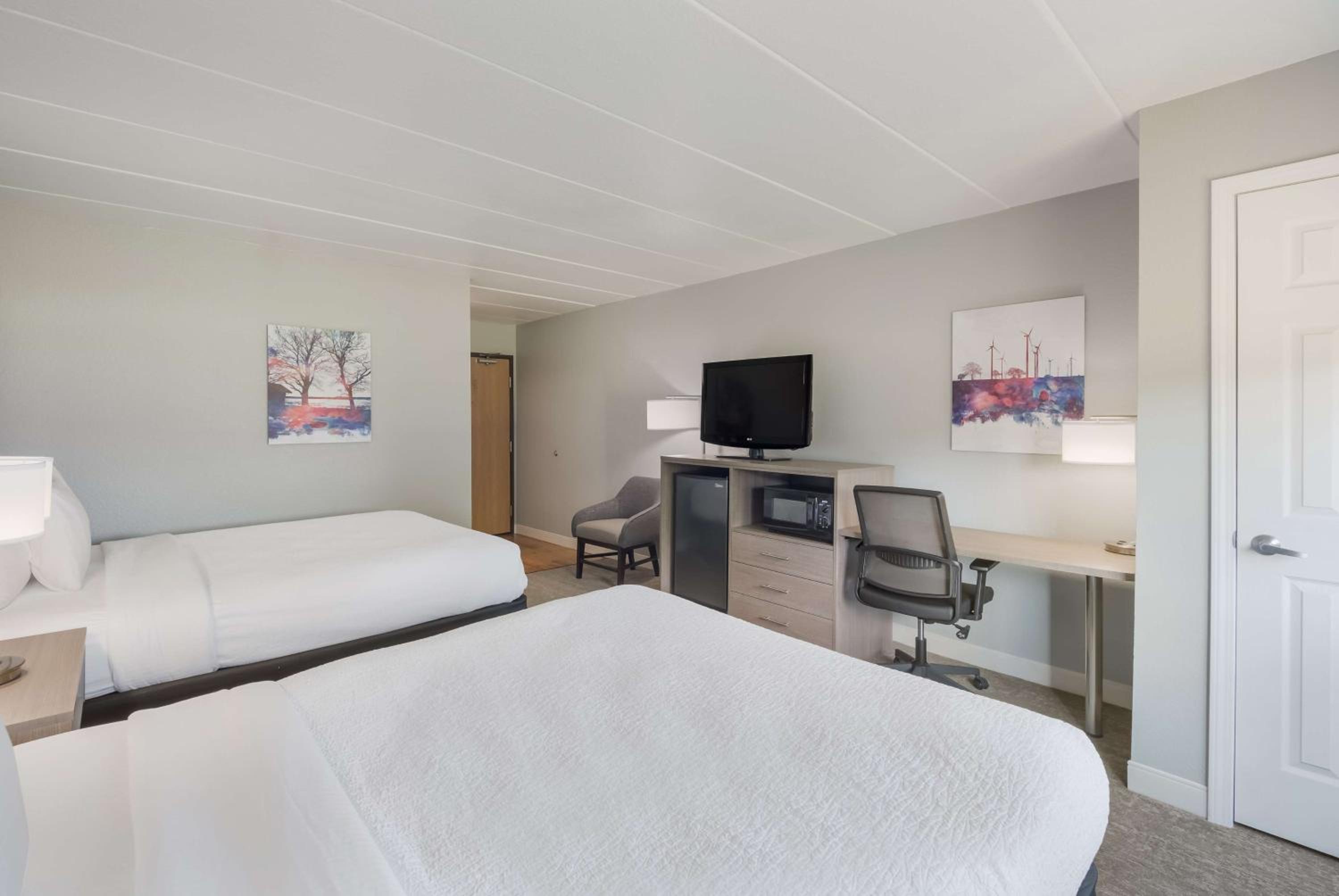Queen Room with Two Queen Beds - Photo 7