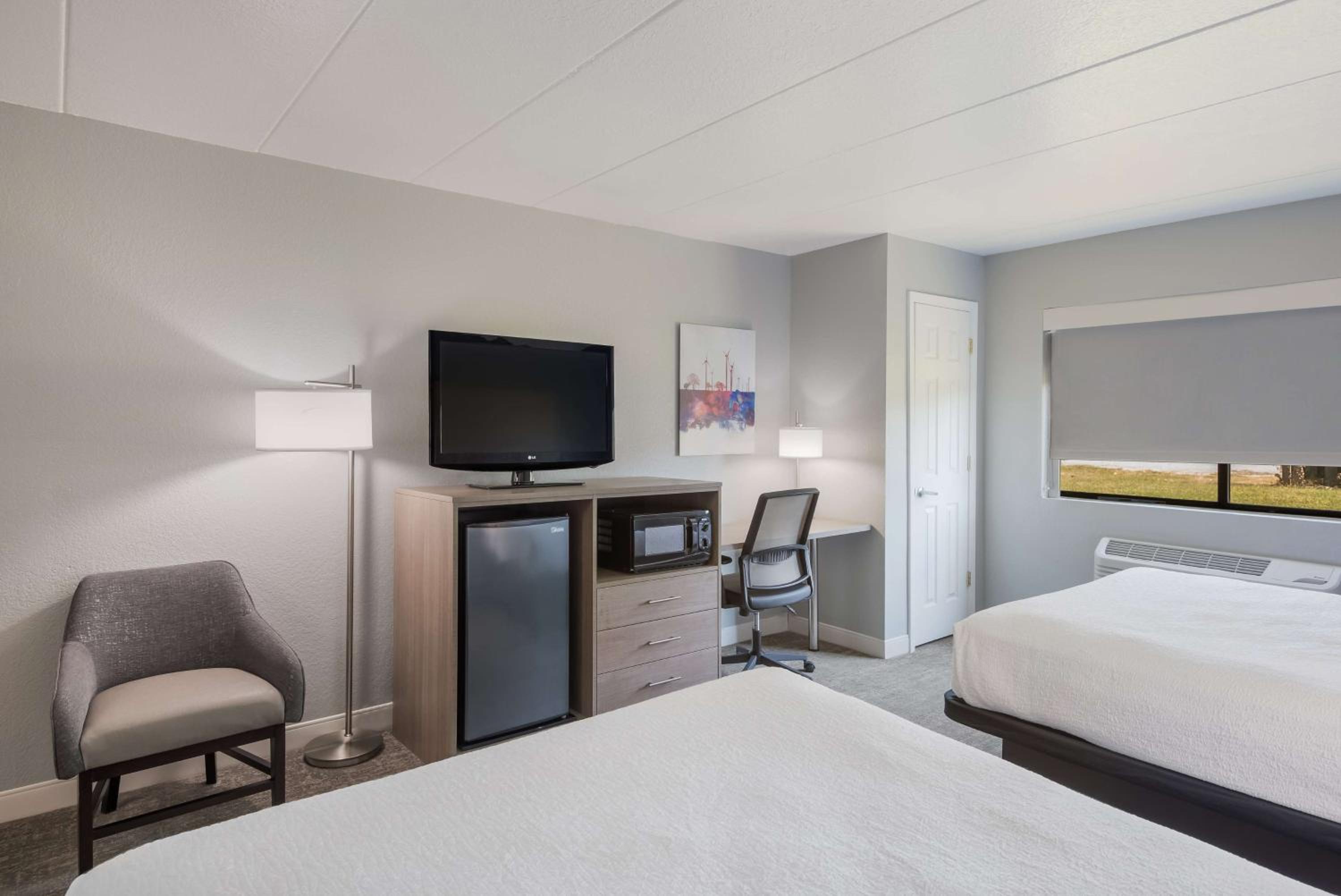 Queen Room with Two Queen Beds - Photo 3