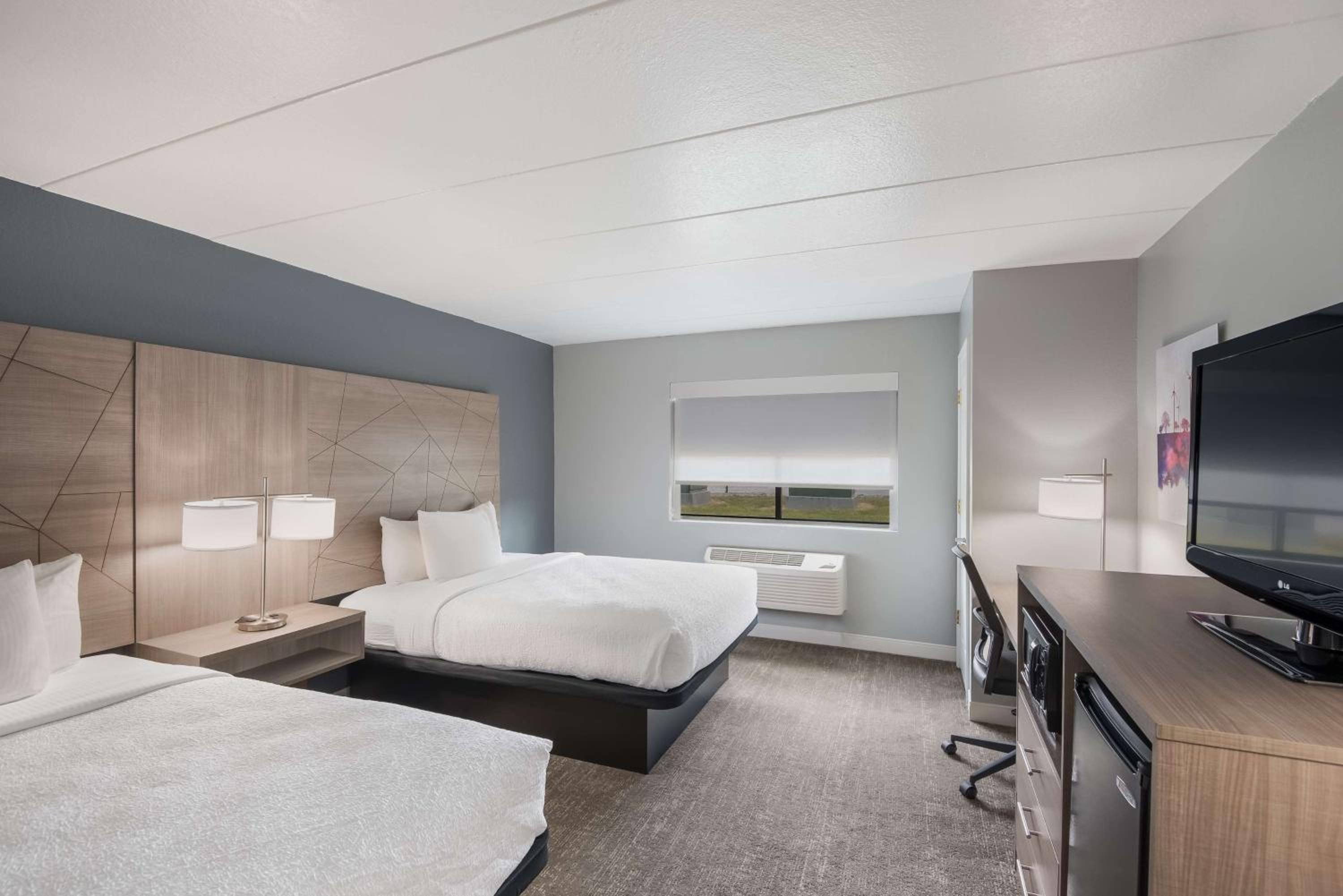 Queen Room with Two Queen Beds - Photo 4