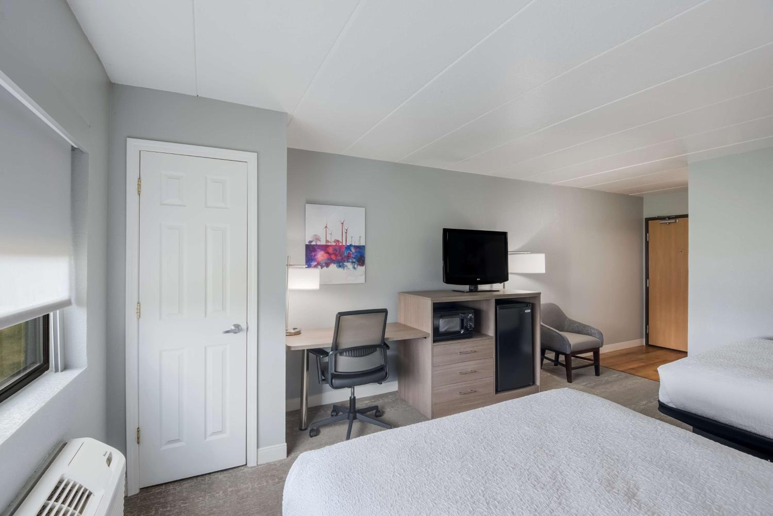 Queen Room with Two Queen Beds - Photo 5