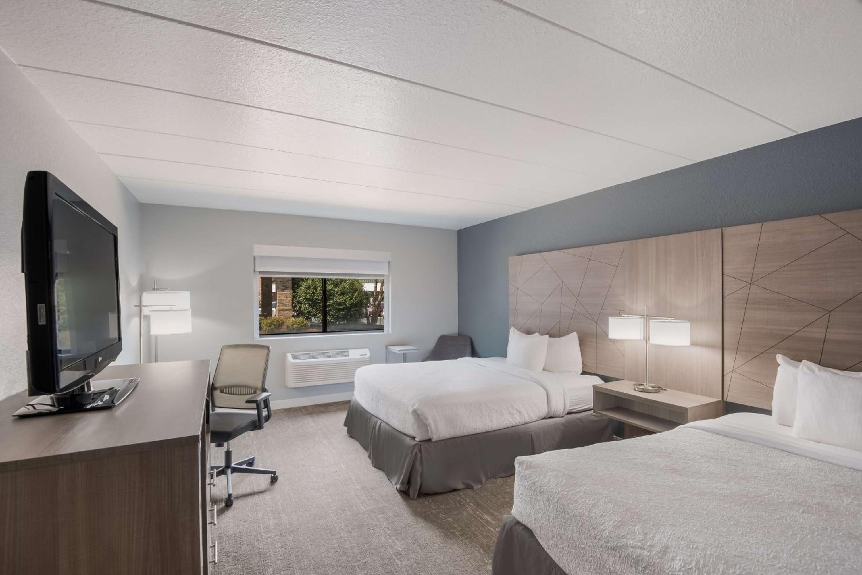 Queen Room with Two Queen Beds and Walk-in Shower - Disability Access - Photo 1