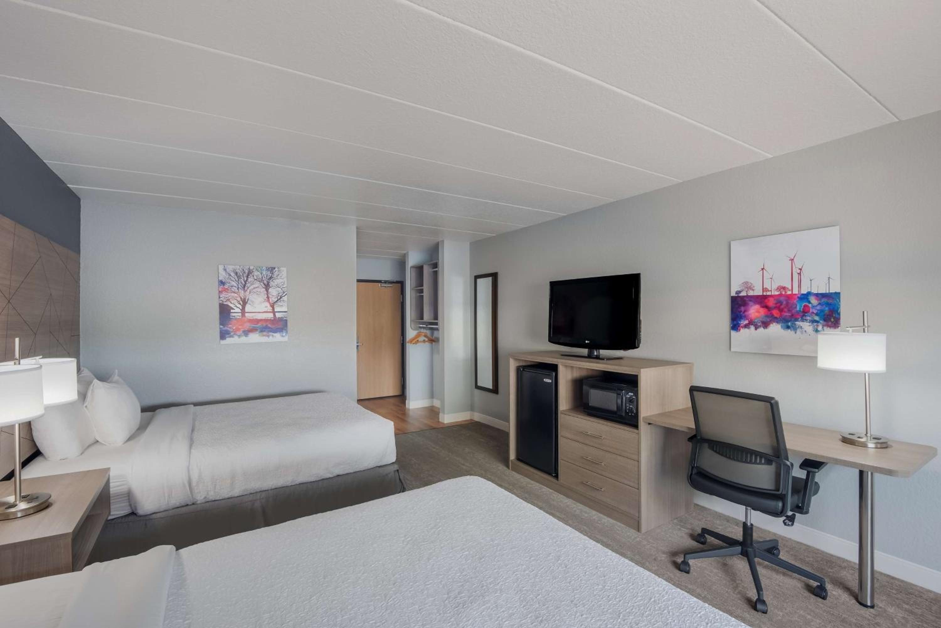Queen Room with Two Queen Beds and Walk-in Shower - Disability Access - Photo 4