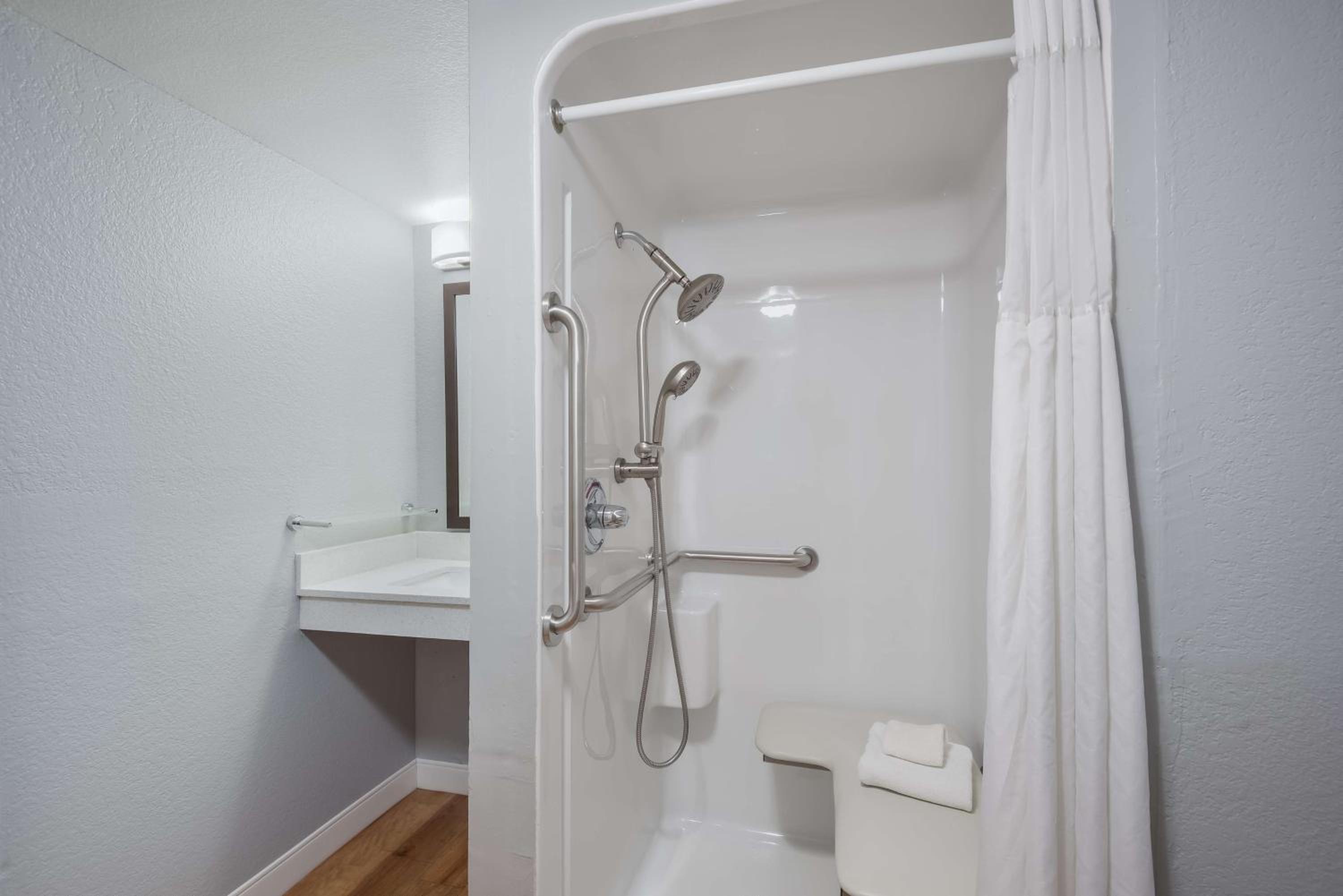 King Suite with Walk-In Shower - Disability/Non-Smoking photo 2