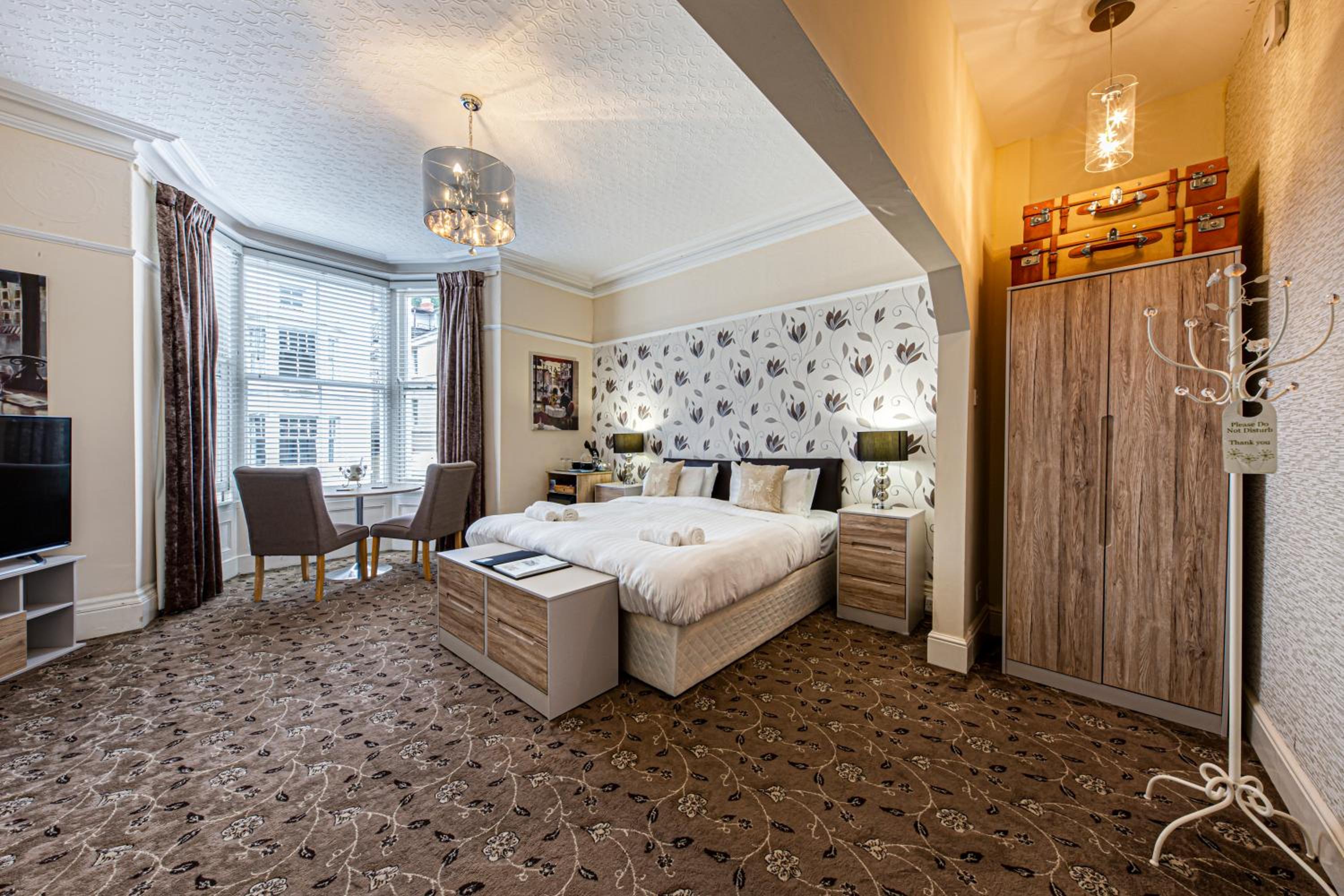 Double or Twin Room with Corner Sea View photo 3