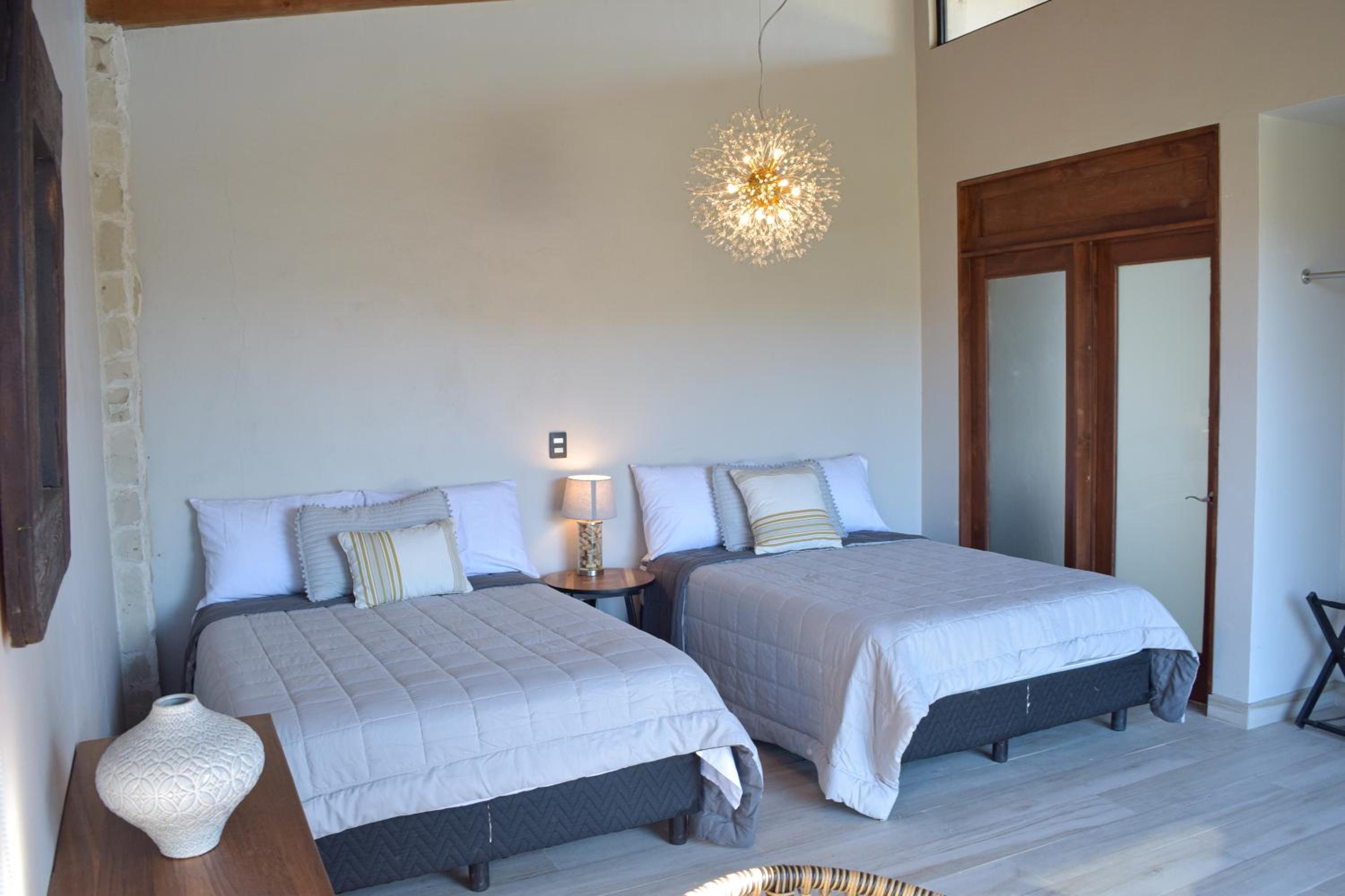 Twin Room with Private Bathroom - Photo 11