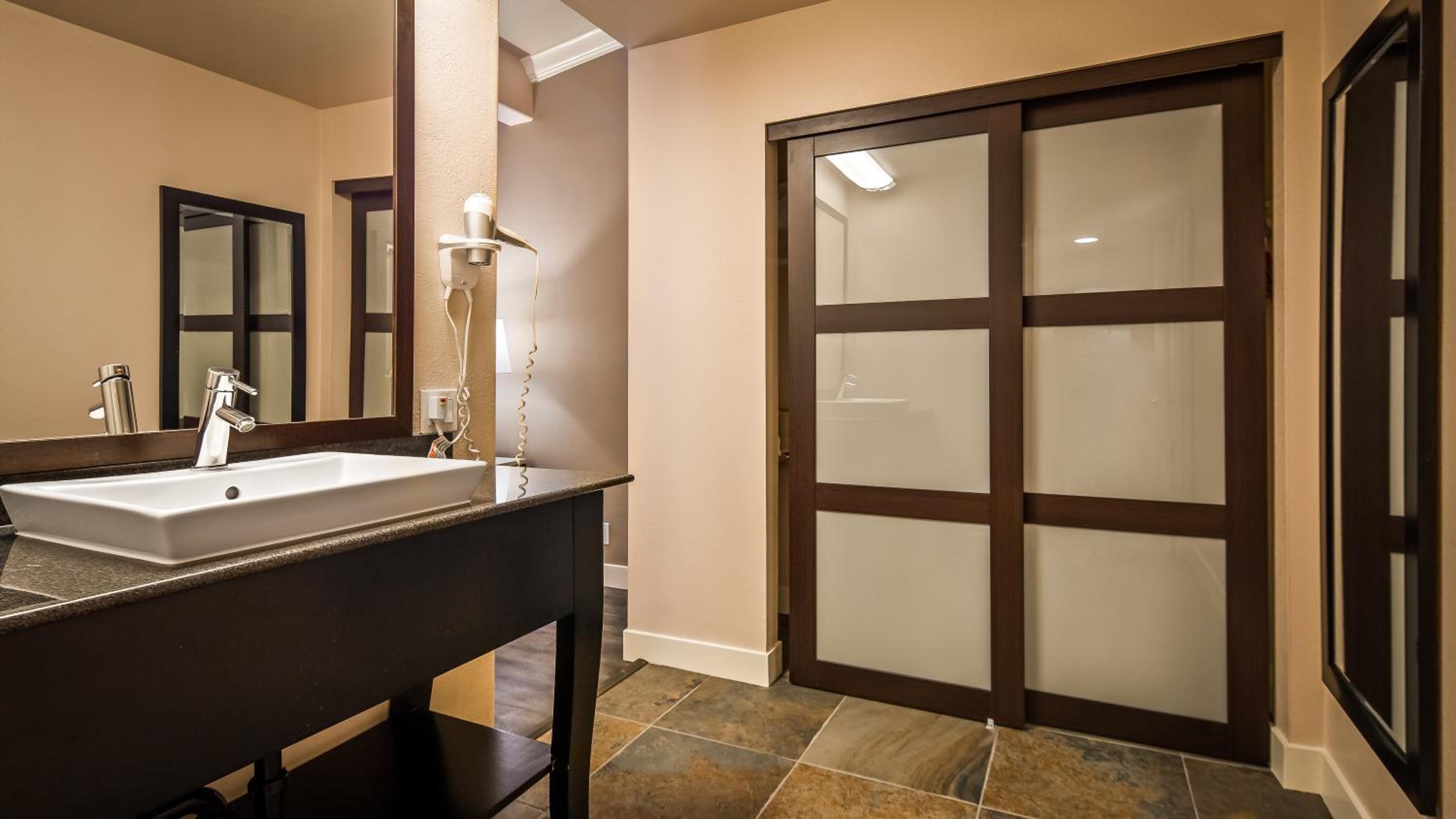 King Room - Non-Smoking photo 2