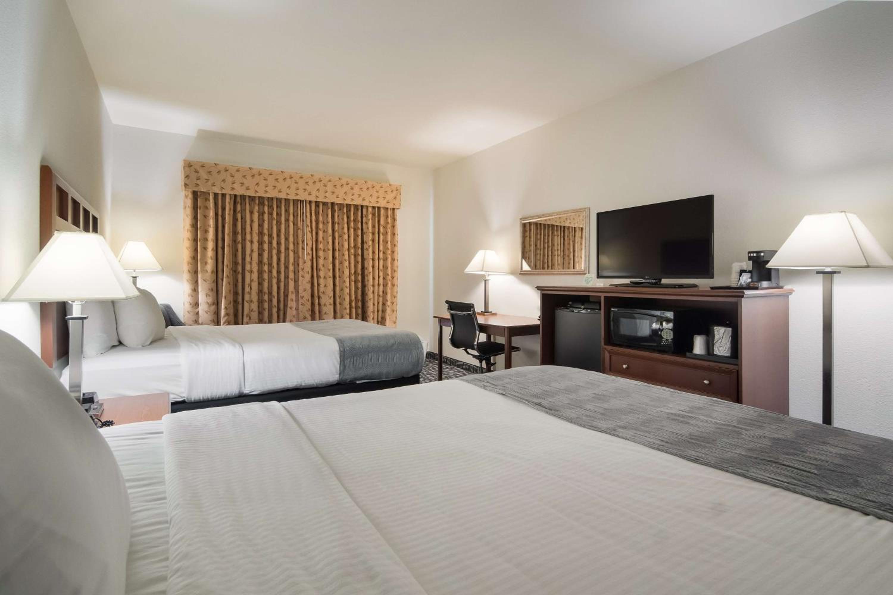 Queen Room with Two Queen Beds - Non-Smoking photo 2