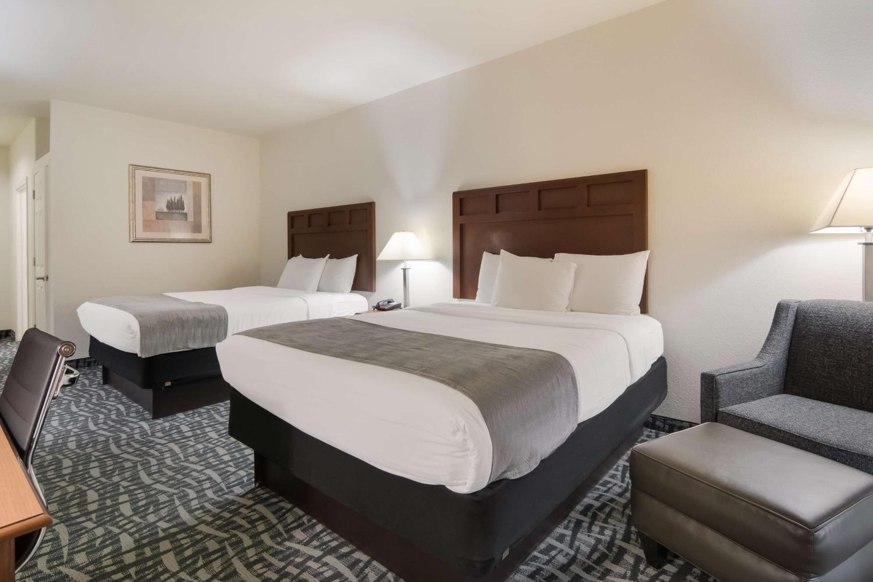 Queen Room with Two Queen Beds - Non-Smoking photo 3