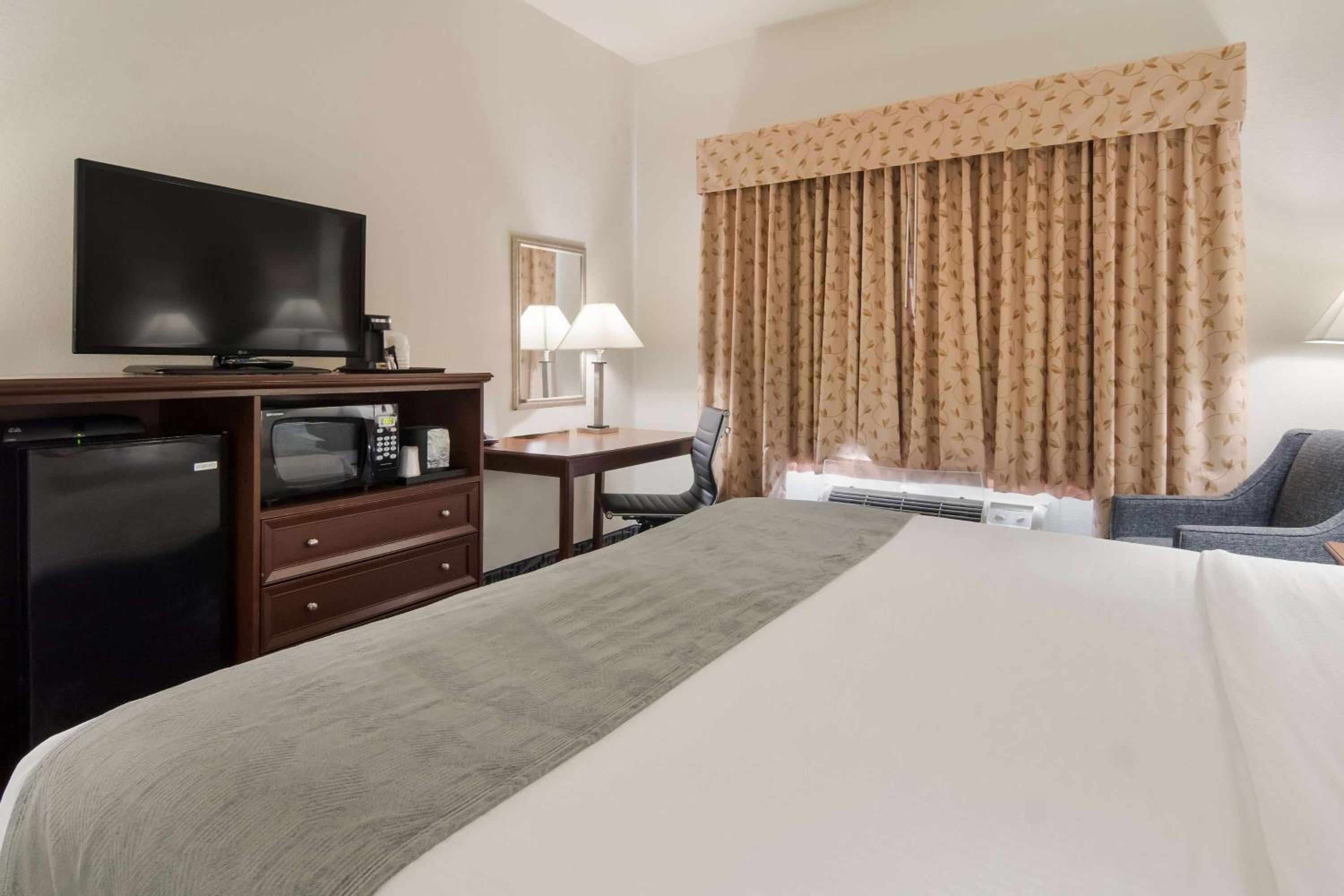 King Room with Bath Tub - Disability Access/Non-Smoking  photo 3