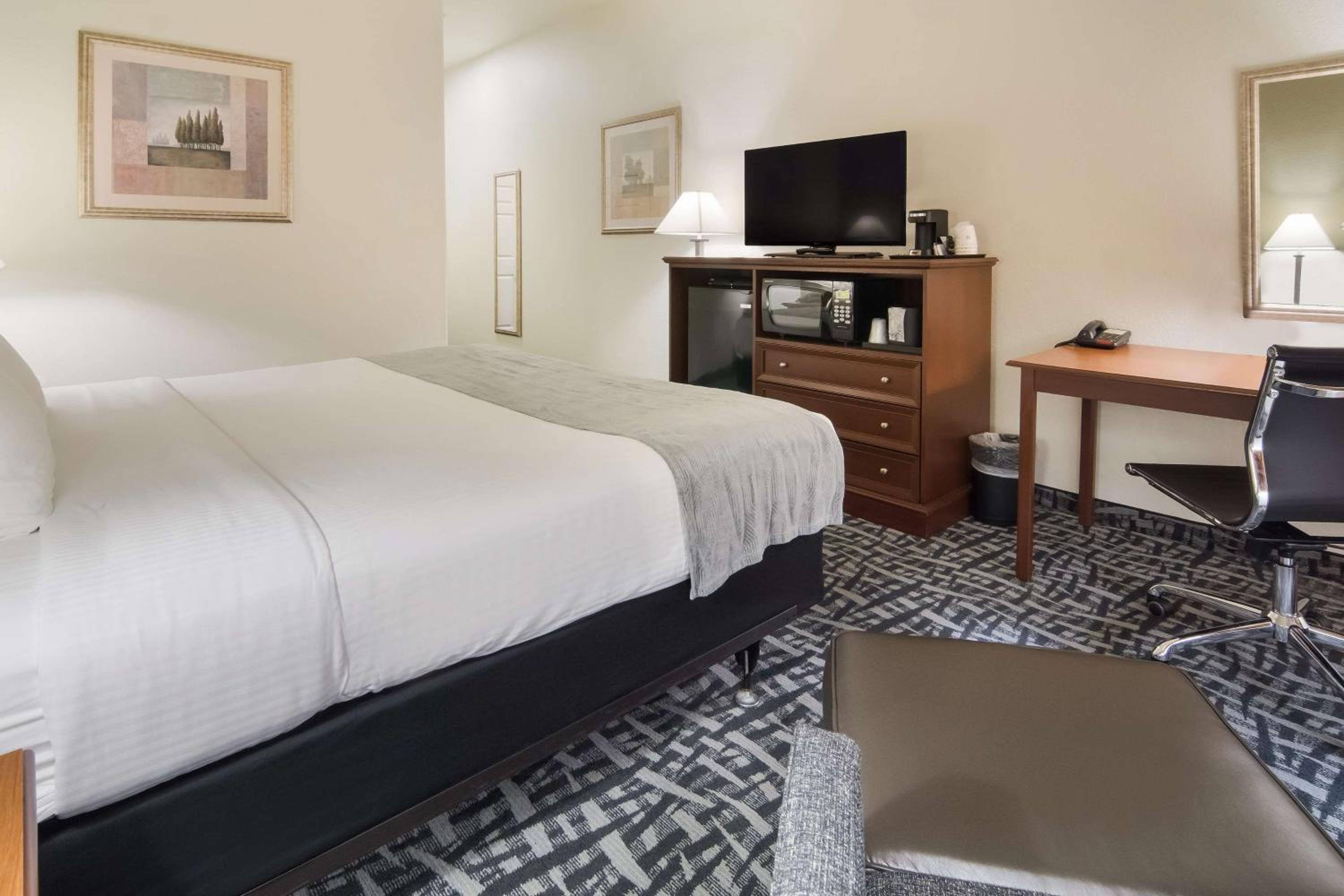 King Room with Bath Tub - Disability Access/Non-Smoking  photo 2