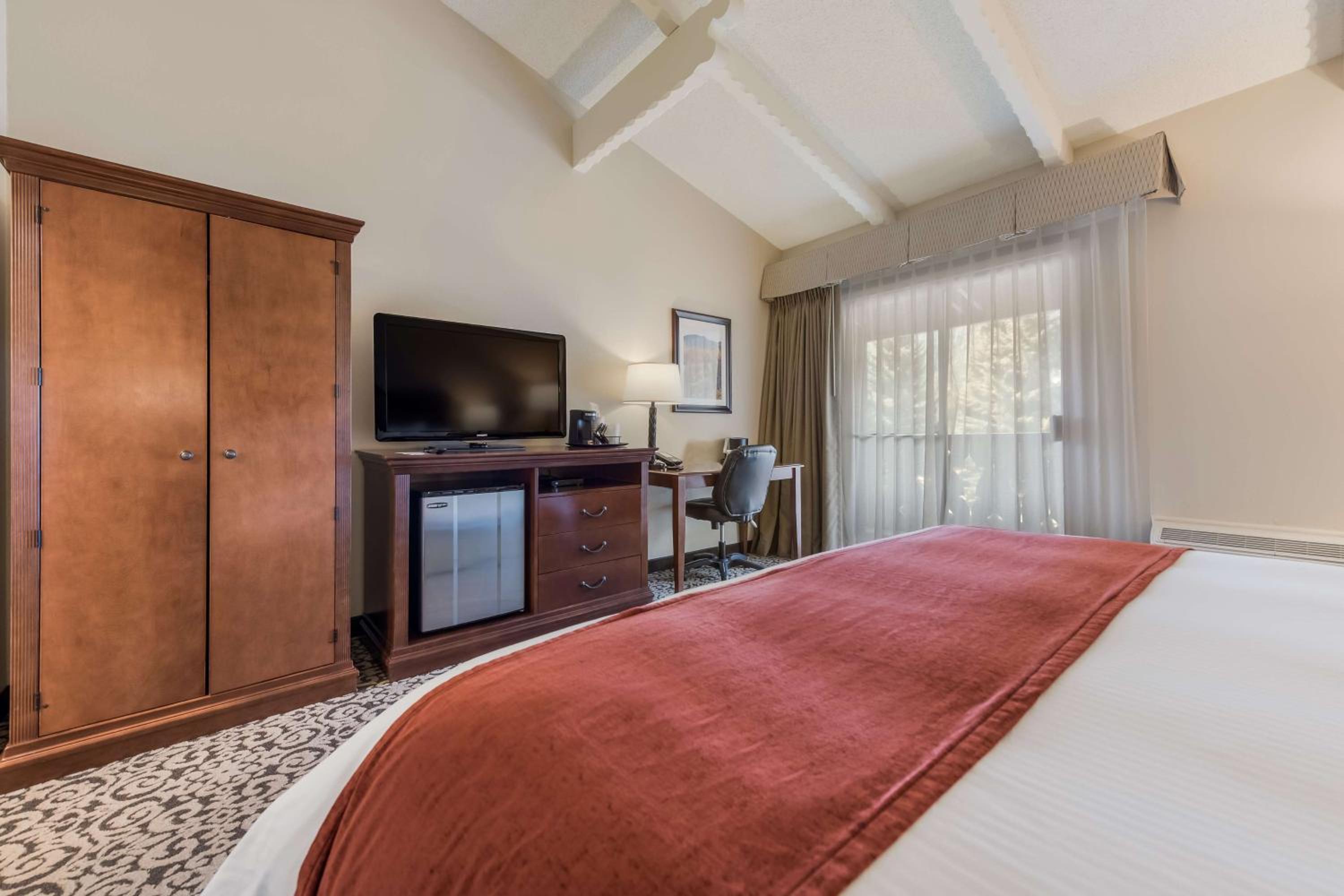 King Room with Mountain View - Non-Smoking - Photo 3