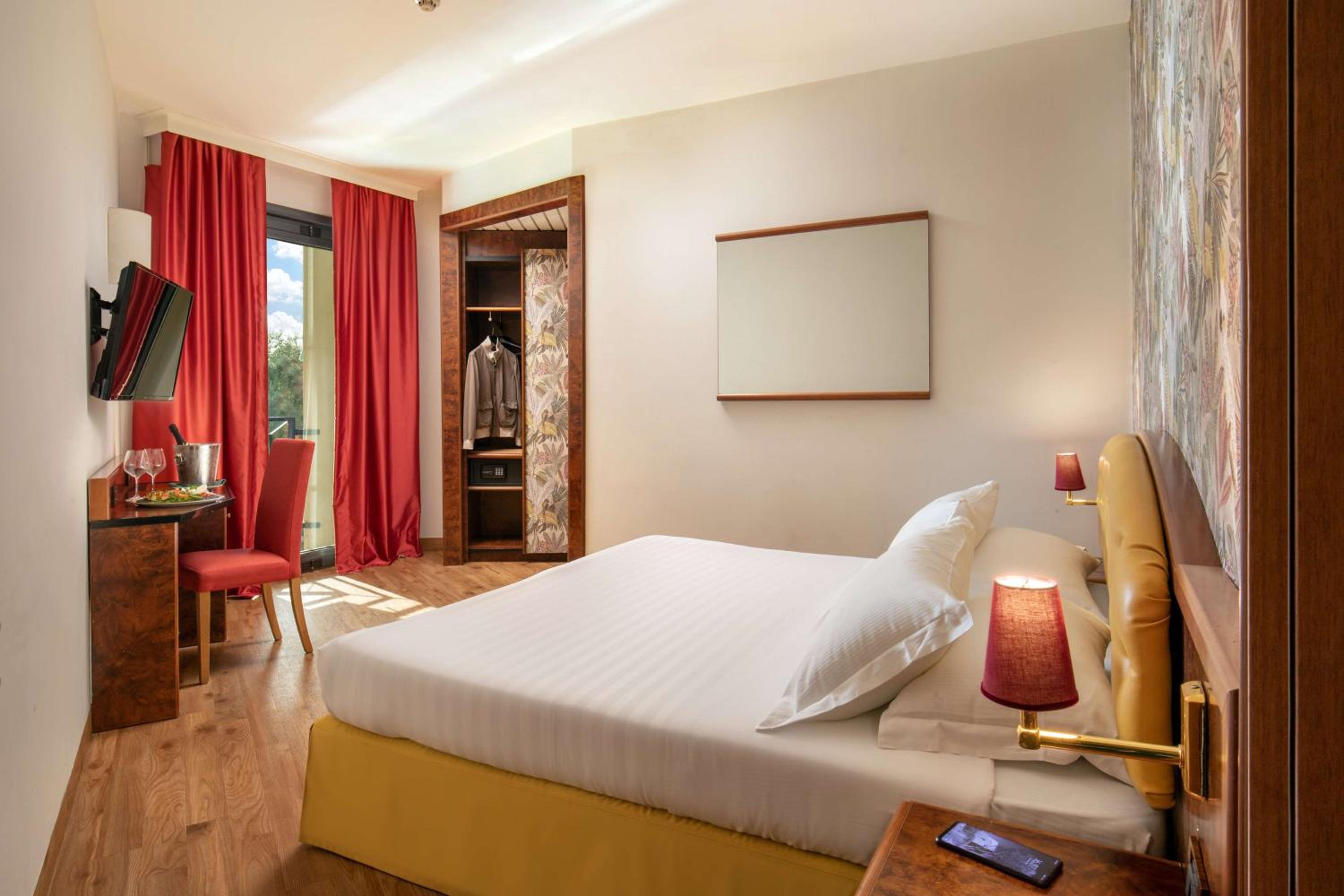 Business Queen Room - Photo 6